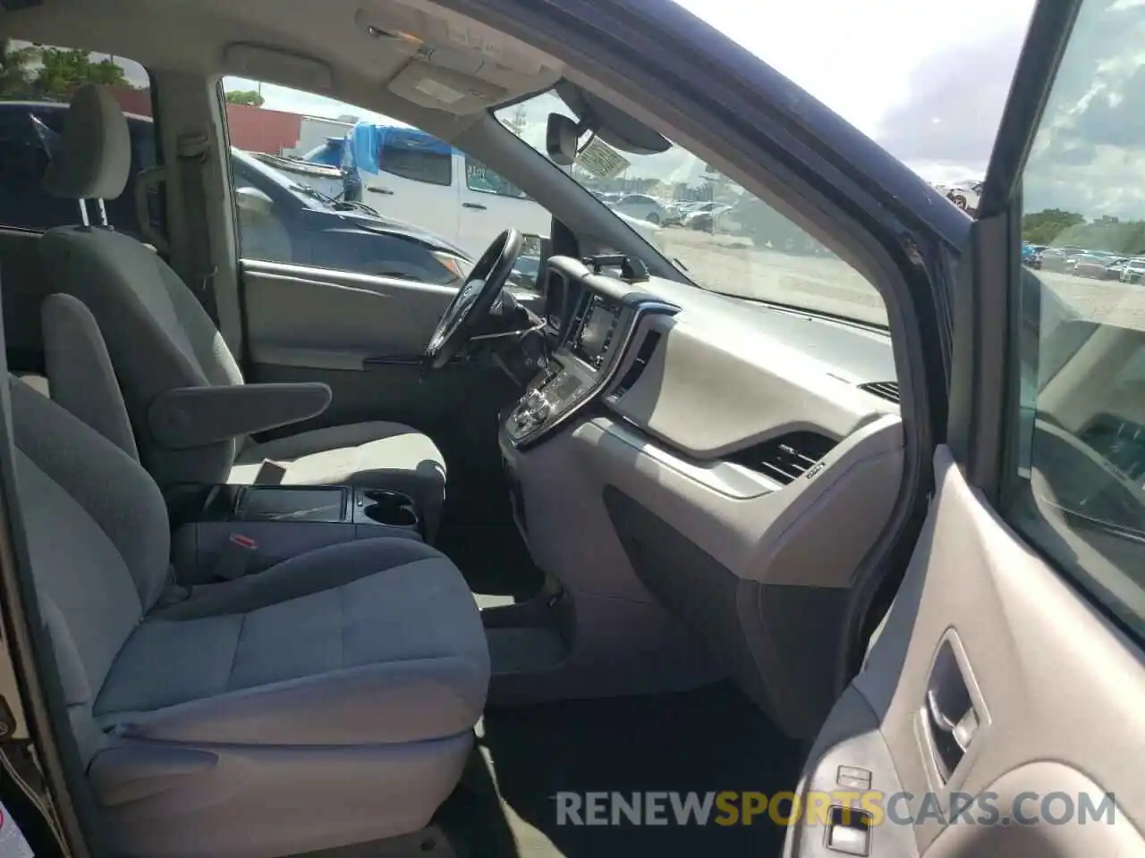 5 Photograph of a damaged car 5TDKZ3DC9KS004102 TOYOTA SIENNA 2019