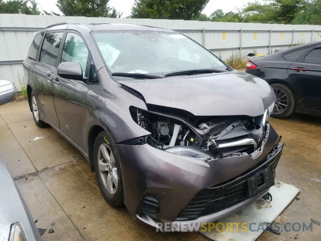 1 Photograph of a damaged car 5TDKZ3DC9KS004522 TOYOTA SIENNA 2019