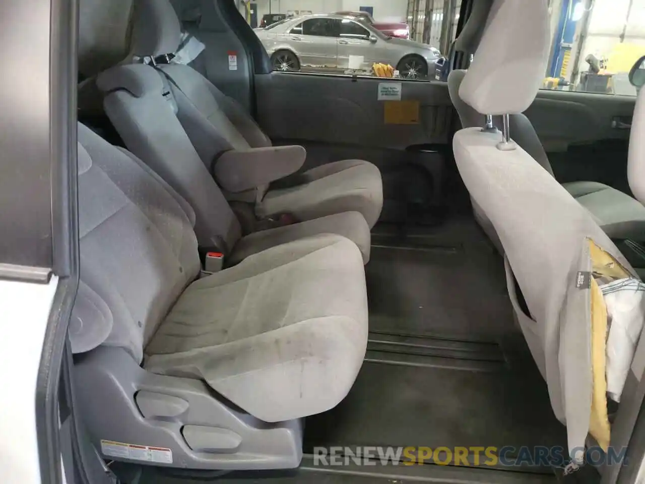 6 Photograph of a damaged car 5TDKZ3DC9KS005427 TOYOTA SIENNA 2019