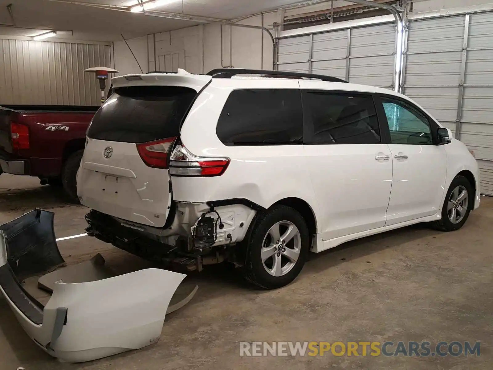 4 Photograph of a damaged car 5TDKZ3DC9KS006268 TOYOTA SIENNA 2019