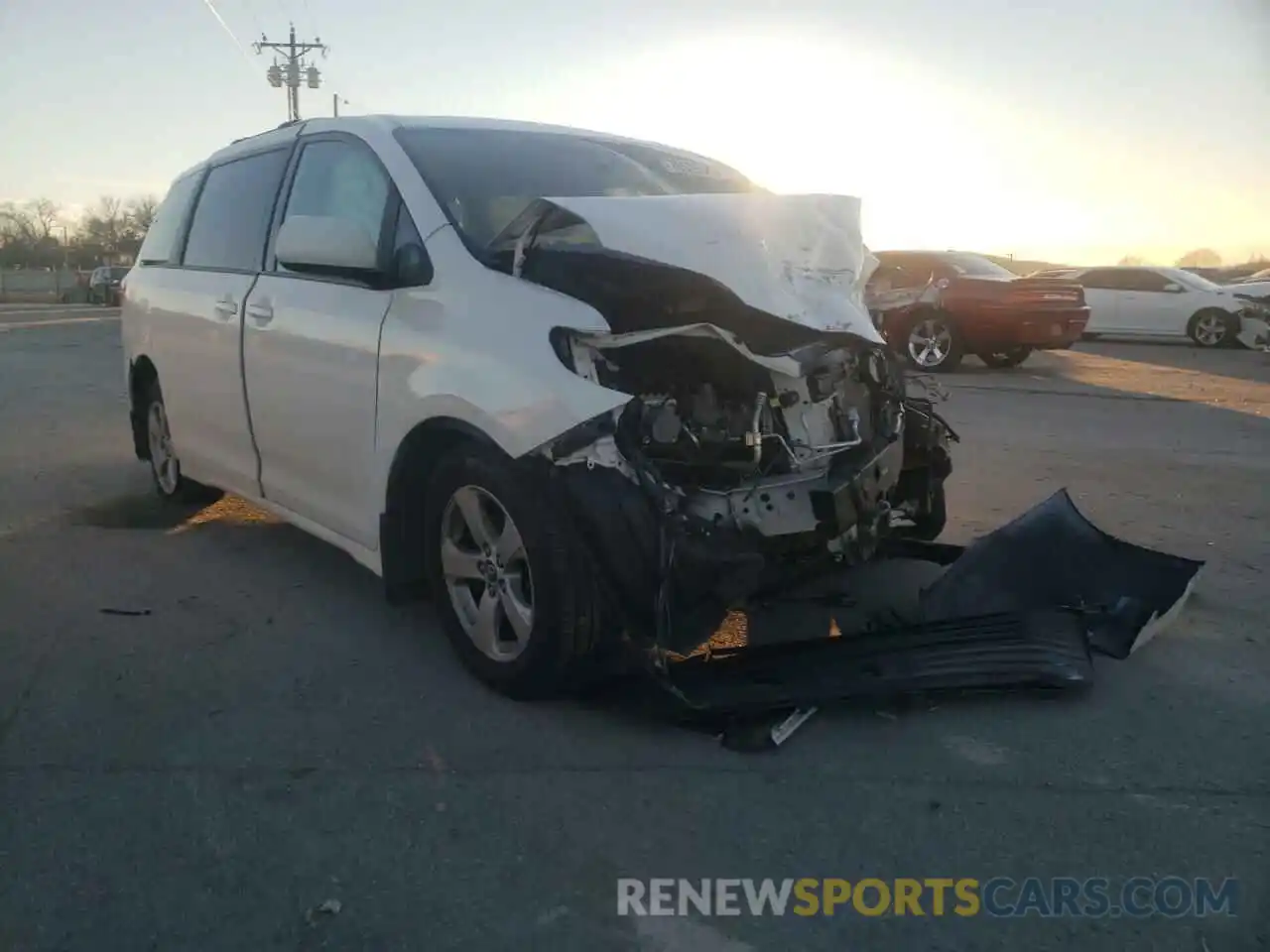 1 Photograph of a damaged car 5TDKZ3DC9KS010062 TOYOTA SIENNA 2019