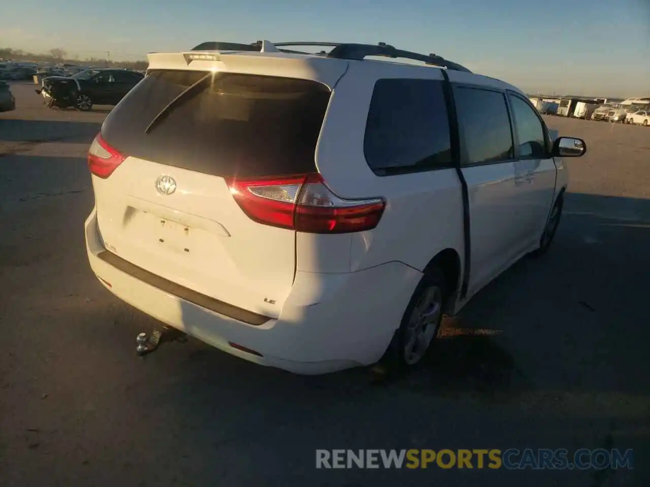 4 Photograph of a damaged car 5TDKZ3DC9KS010062 TOYOTA SIENNA 2019