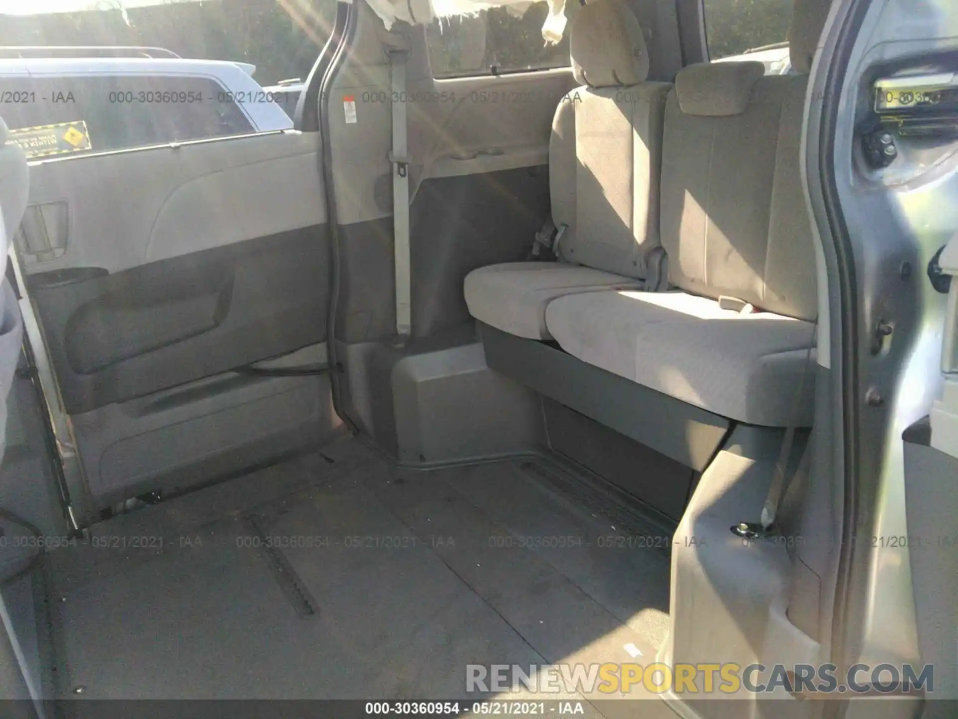 8 Photograph of a damaged car 5TDKZ3DC9KS010854 TOYOTA SIENNA 2019