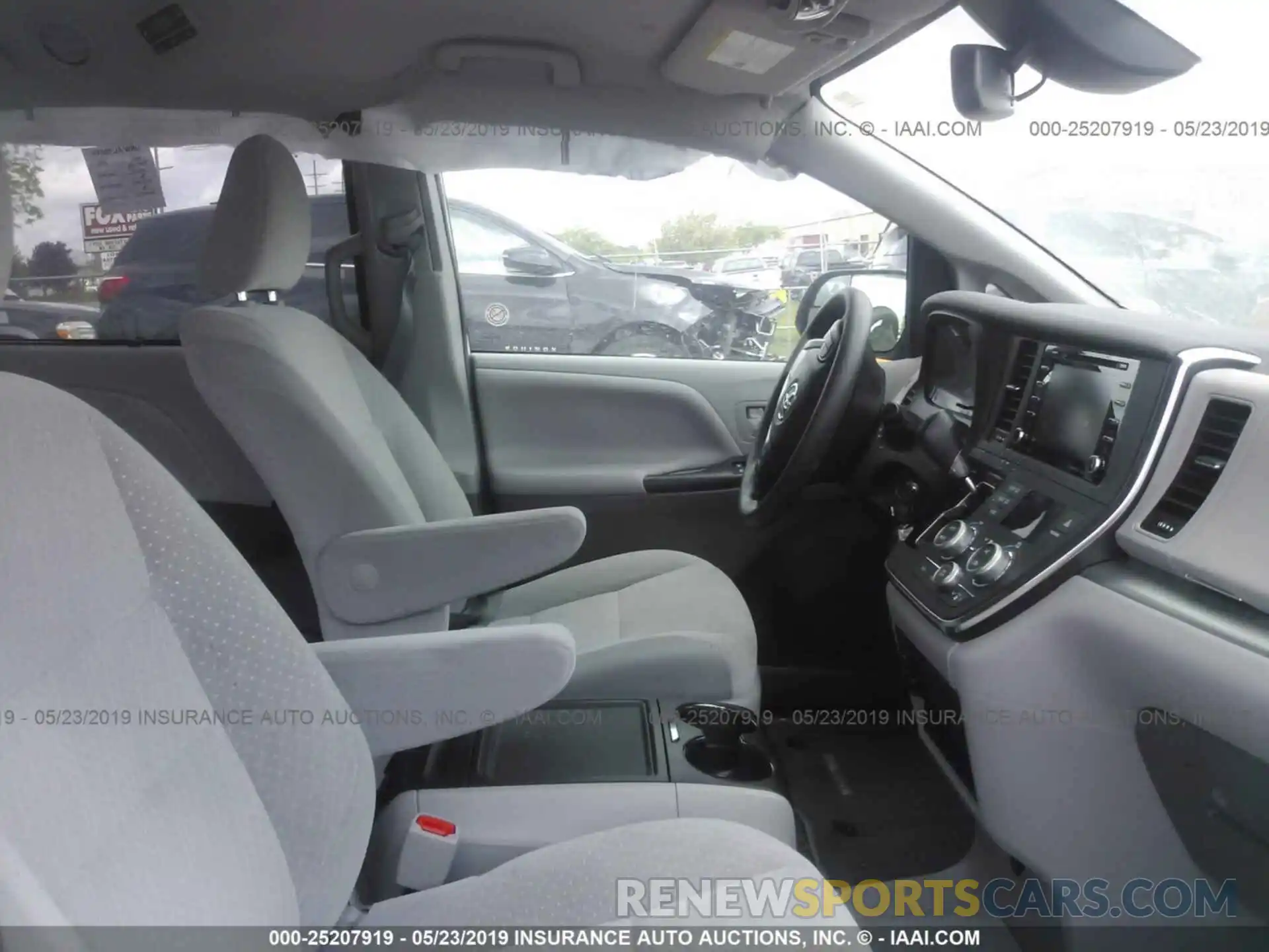 5 Photograph of a damaged car 5TDKZ3DC9KS011454 TOYOTA SIENNA 2019