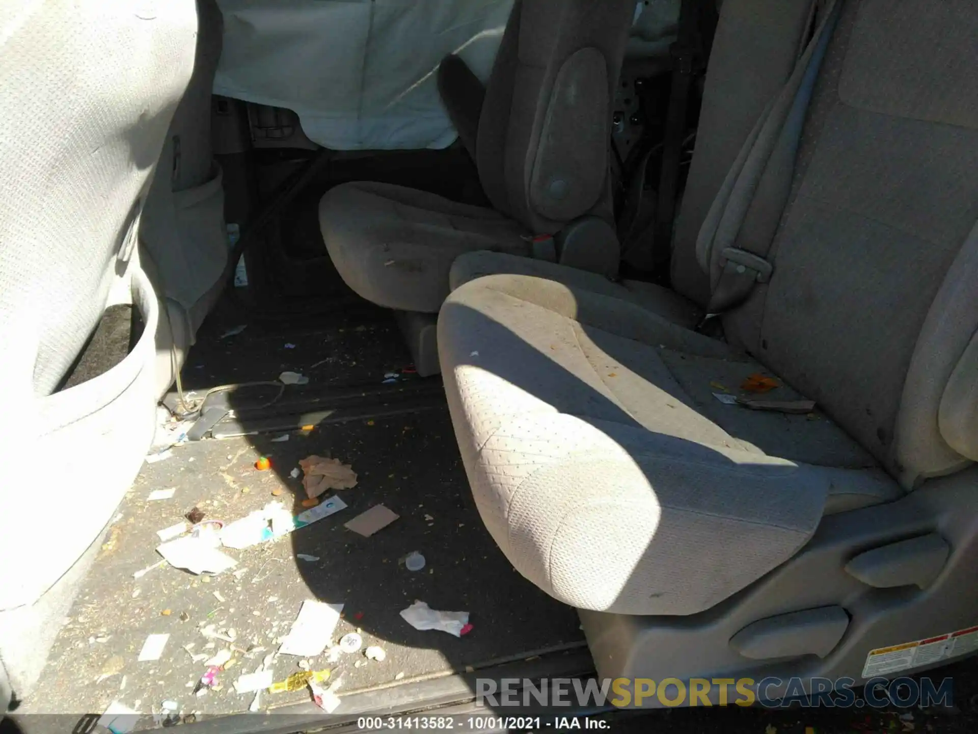 8 Photograph of a damaged car 5TDKZ3DC9KS017822 TOYOTA SIENNA 2019