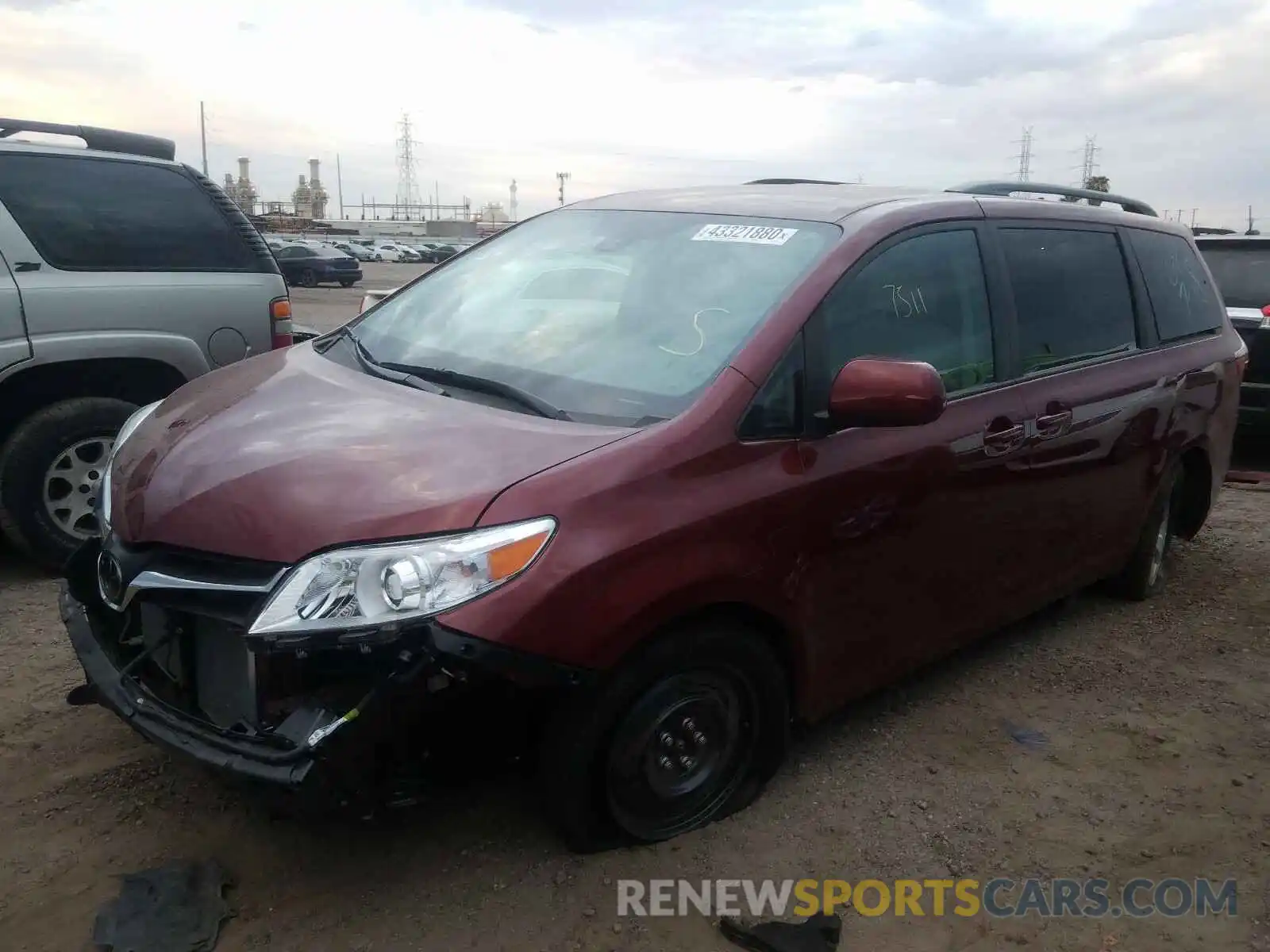 2 Photograph of a damaged car 5TDKZ3DC9KS019151 TOYOTA SIENNA 2019