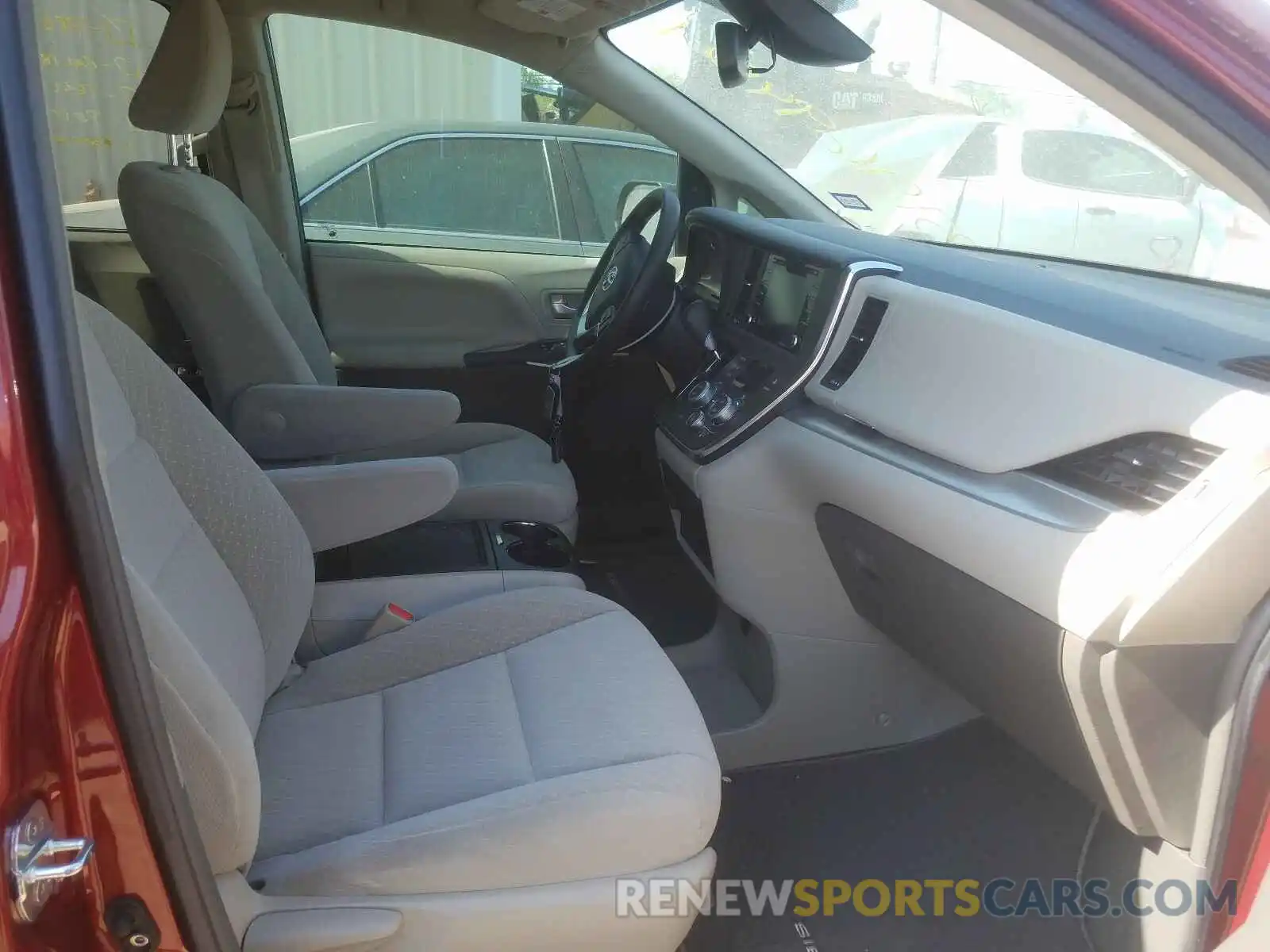 5 Photograph of a damaged car 5TDKZ3DC9KS976184 TOYOTA SIENNA 2019