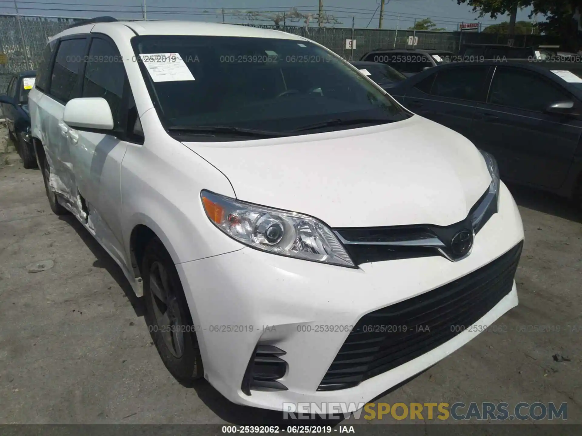 1 Photograph of a damaged car 5TDKZ3DC9KS986259 TOYOTA SIENNA 2019