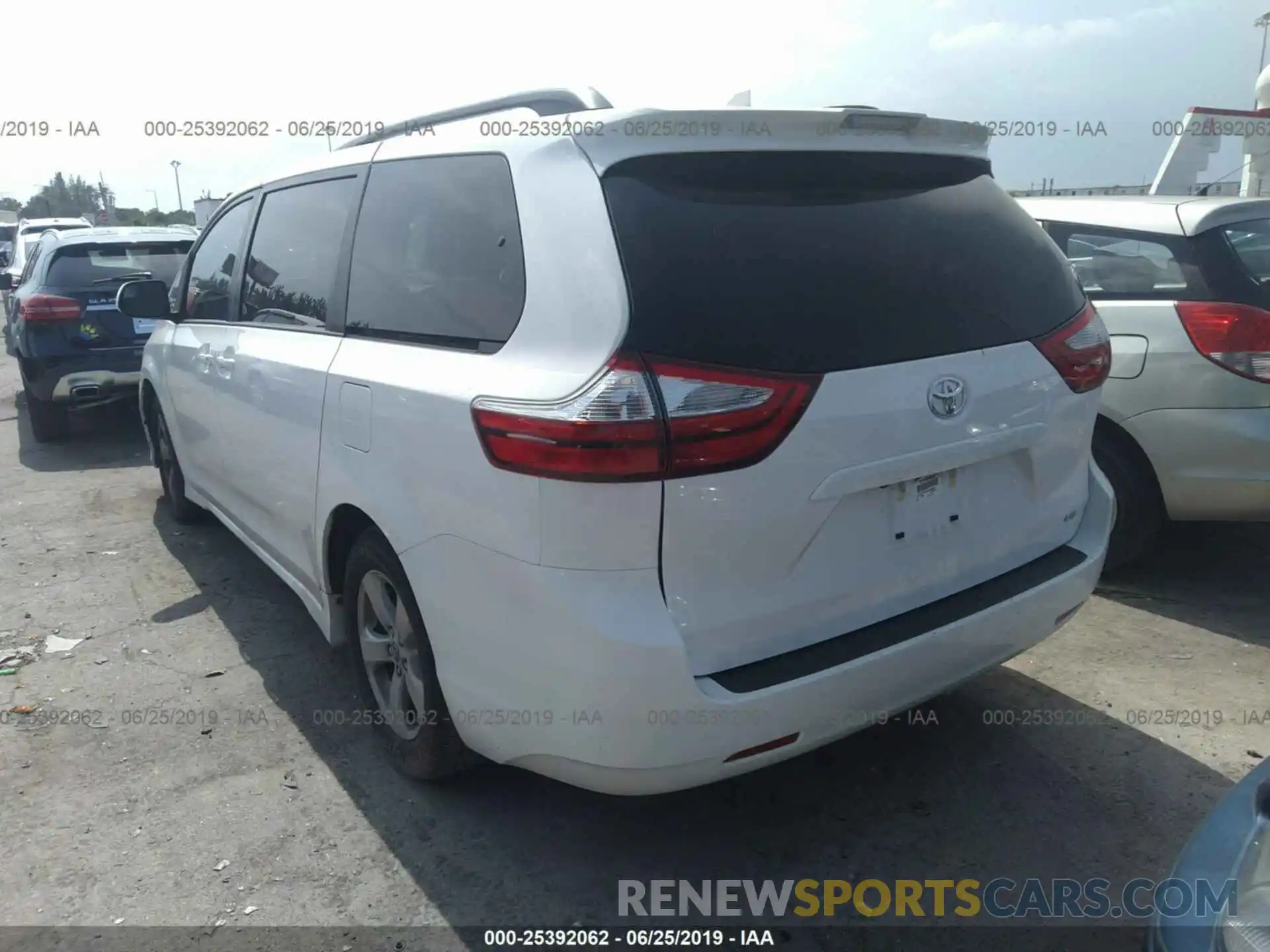 3 Фотография поврежденного автомобиля 5TDKZ3DC9KS986259 TOYOTA SIENNA 2019