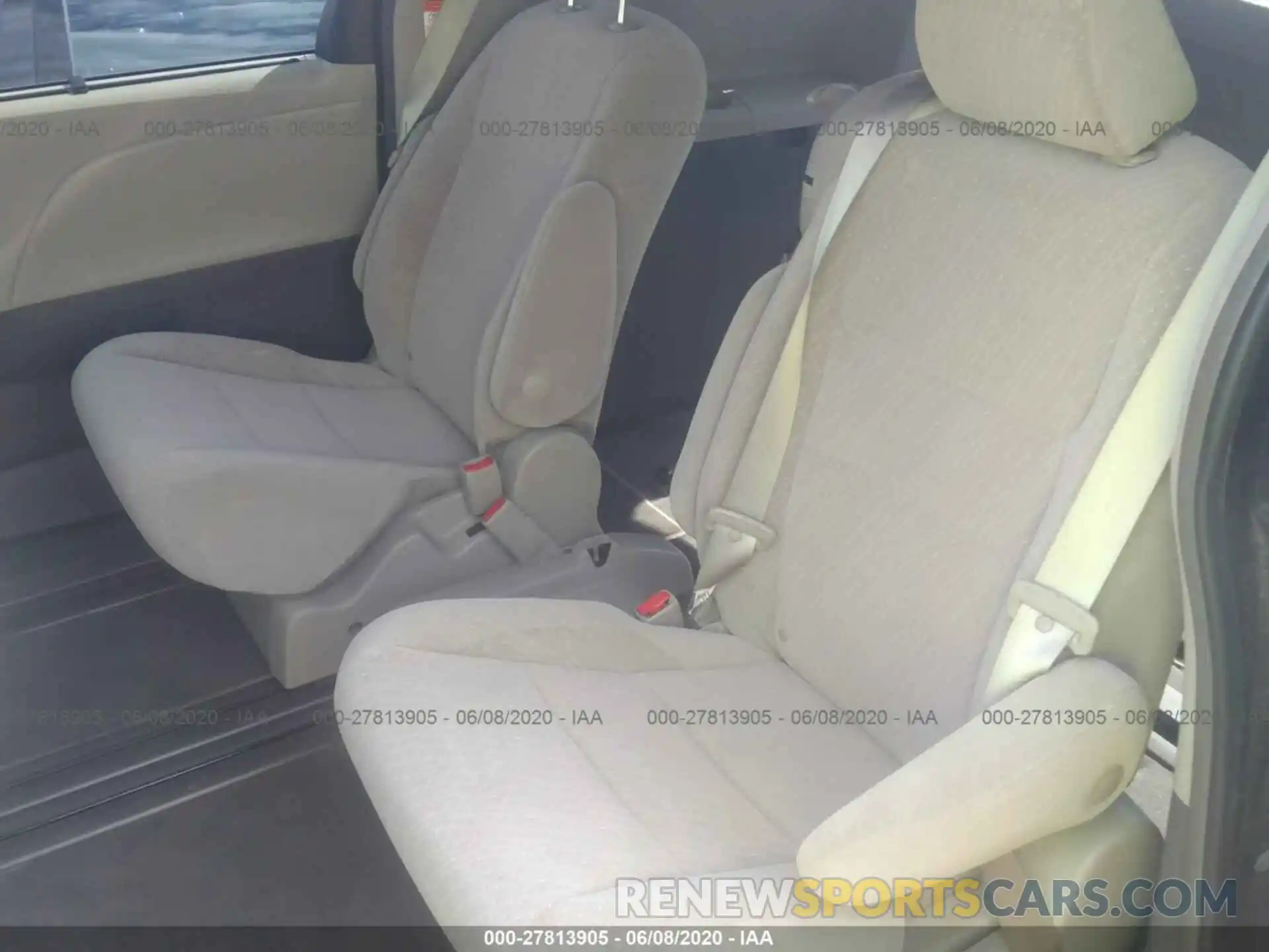 8 Photograph of a damaged car 5TDKZ3DC9KS993342 TOYOTA SIENNA 2019