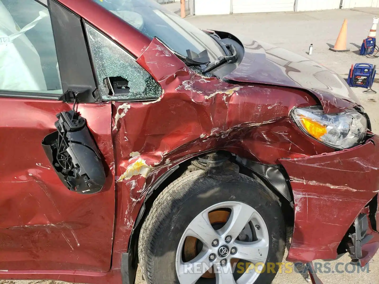 9 Photograph of a damaged car 5TDKZ3DC9KS994183 TOYOTA SIENNA 2019