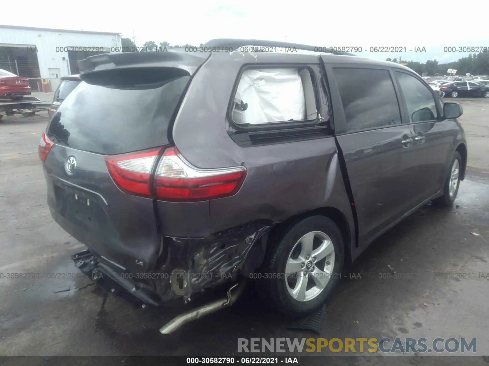 4 Photograph of a damaged car 5TDKZ3DC9KS994992 TOYOTA SIENNA 2019