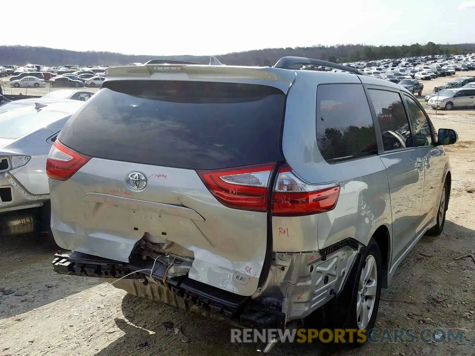 4 Photograph of a damaged car 5TDKZ3DC9KS995480 TOYOTA SIENNA 2019