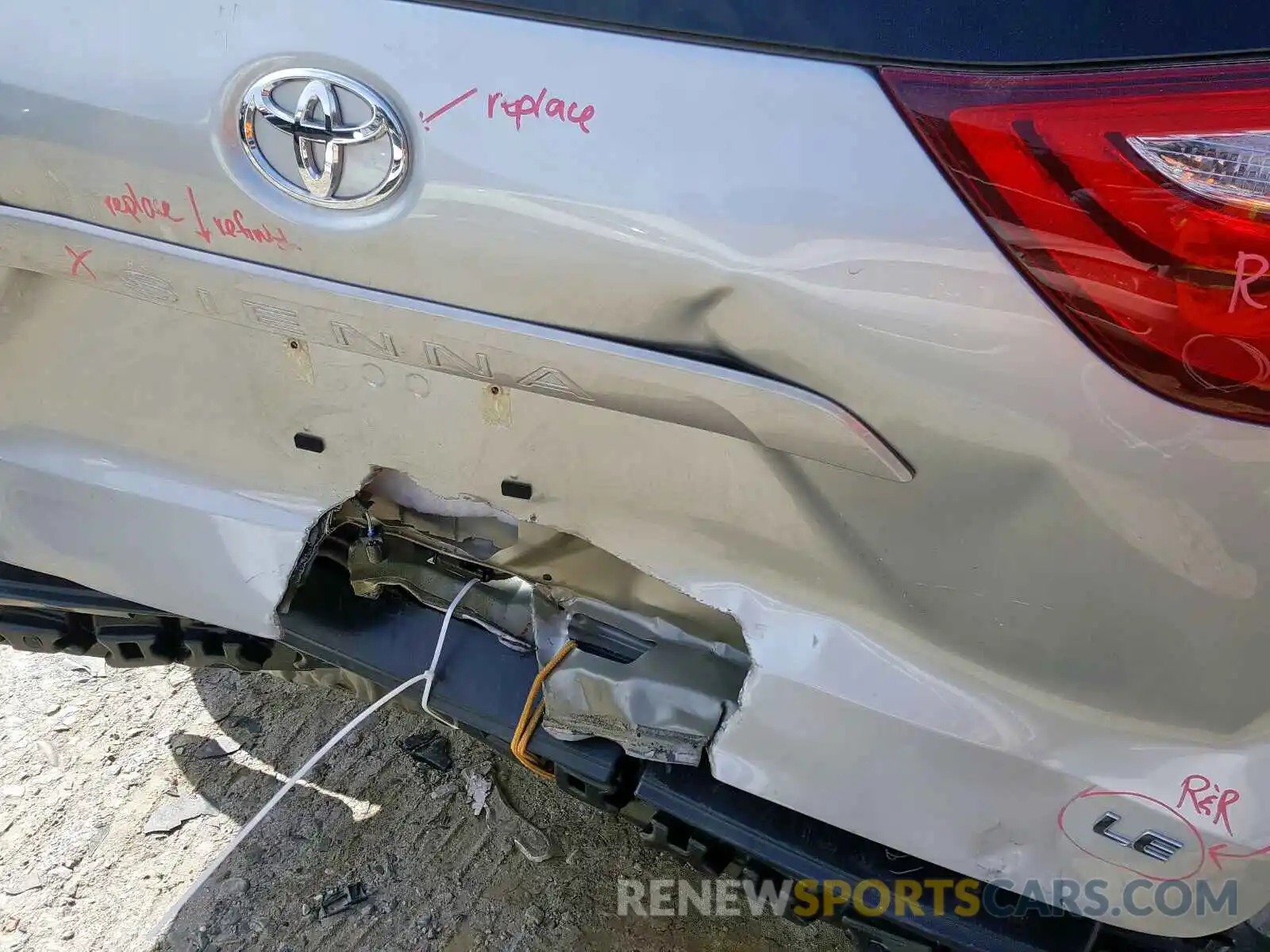 9 Photograph of a damaged car 5TDKZ3DC9KS995480 TOYOTA SIENNA 2019