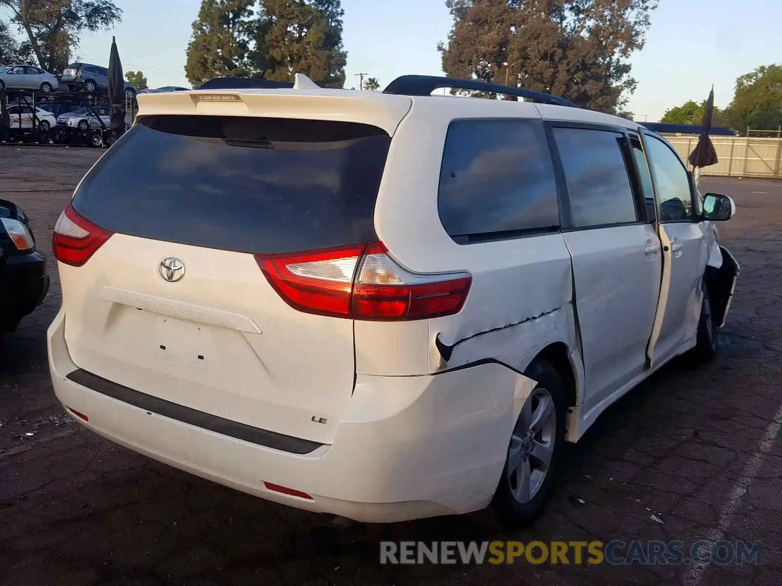 4 Photograph of a damaged car 5TDKZ3DC9KS997603 TOYOTA SIENNA 2019