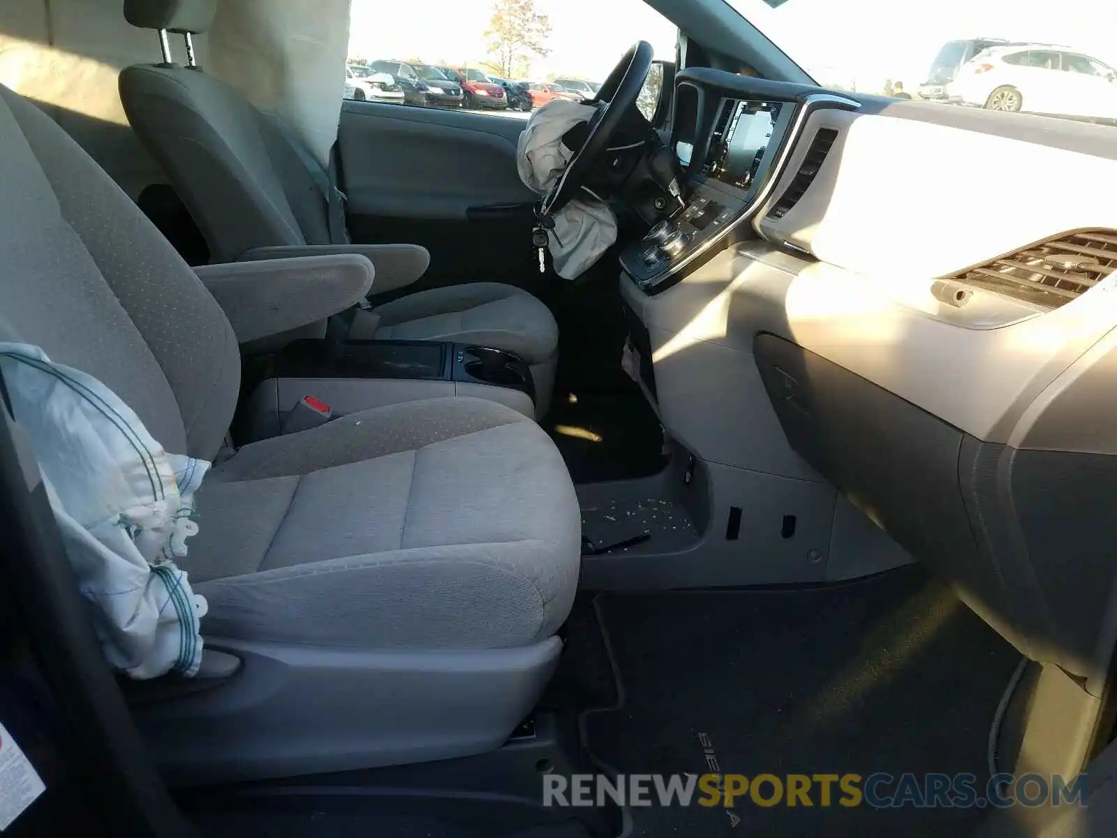 5 Photograph of a damaged car 5TDKZ3DCXKS005114 TOYOTA SIENNA 2019