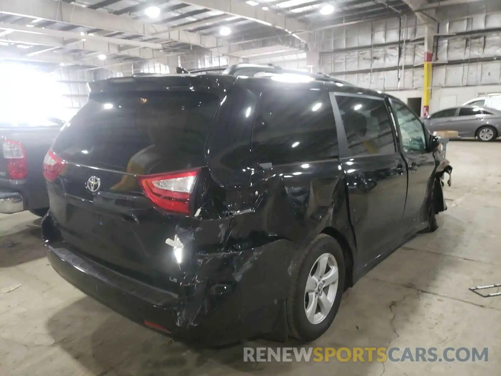 4 Photograph of a damaged car 5TDKZ3DCXKS011317 TOYOTA SIENNA 2019