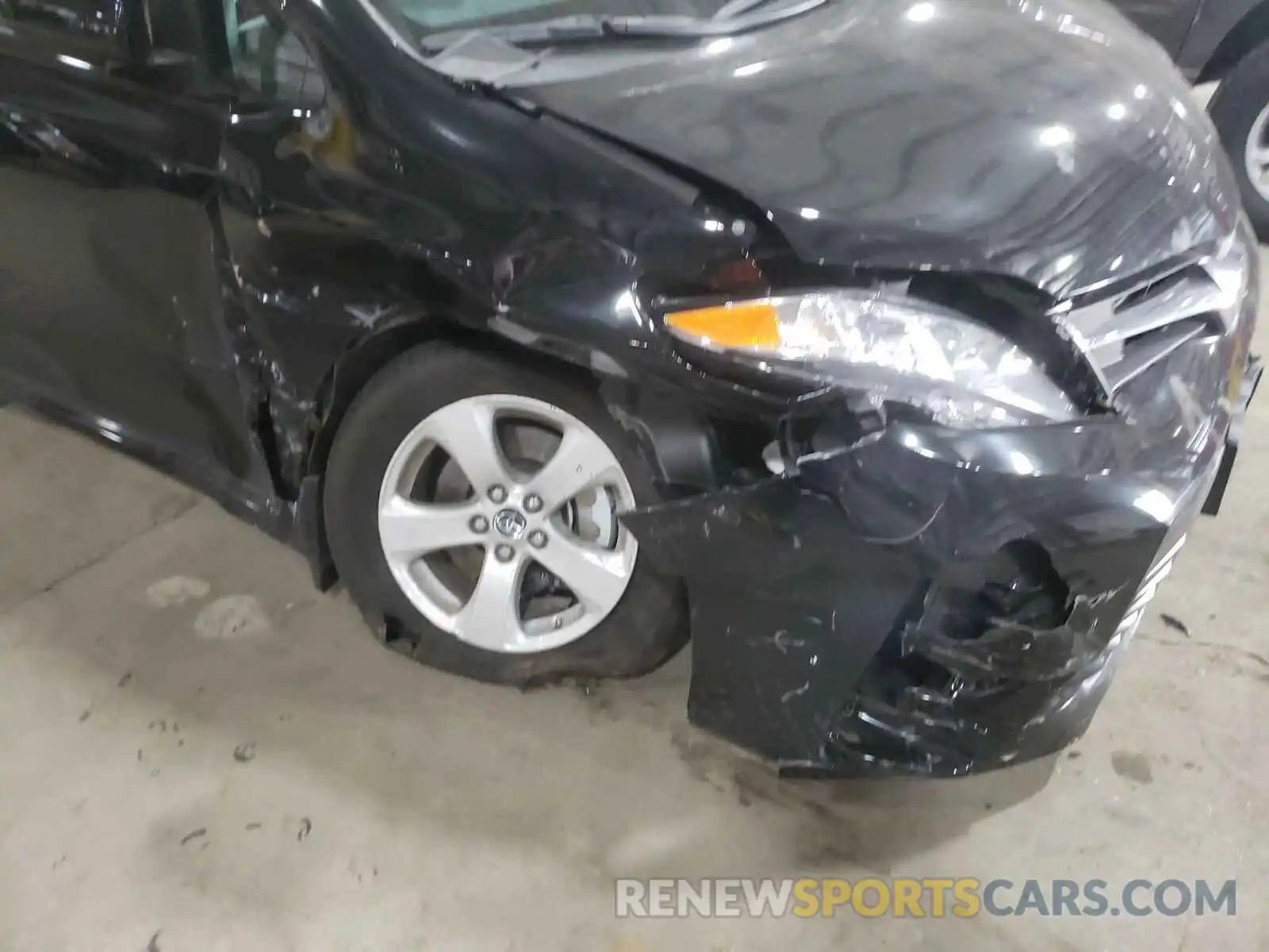 9 Photograph of a damaged car 5TDKZ3DCXKS011317 TOYOTA SIENNA 2019