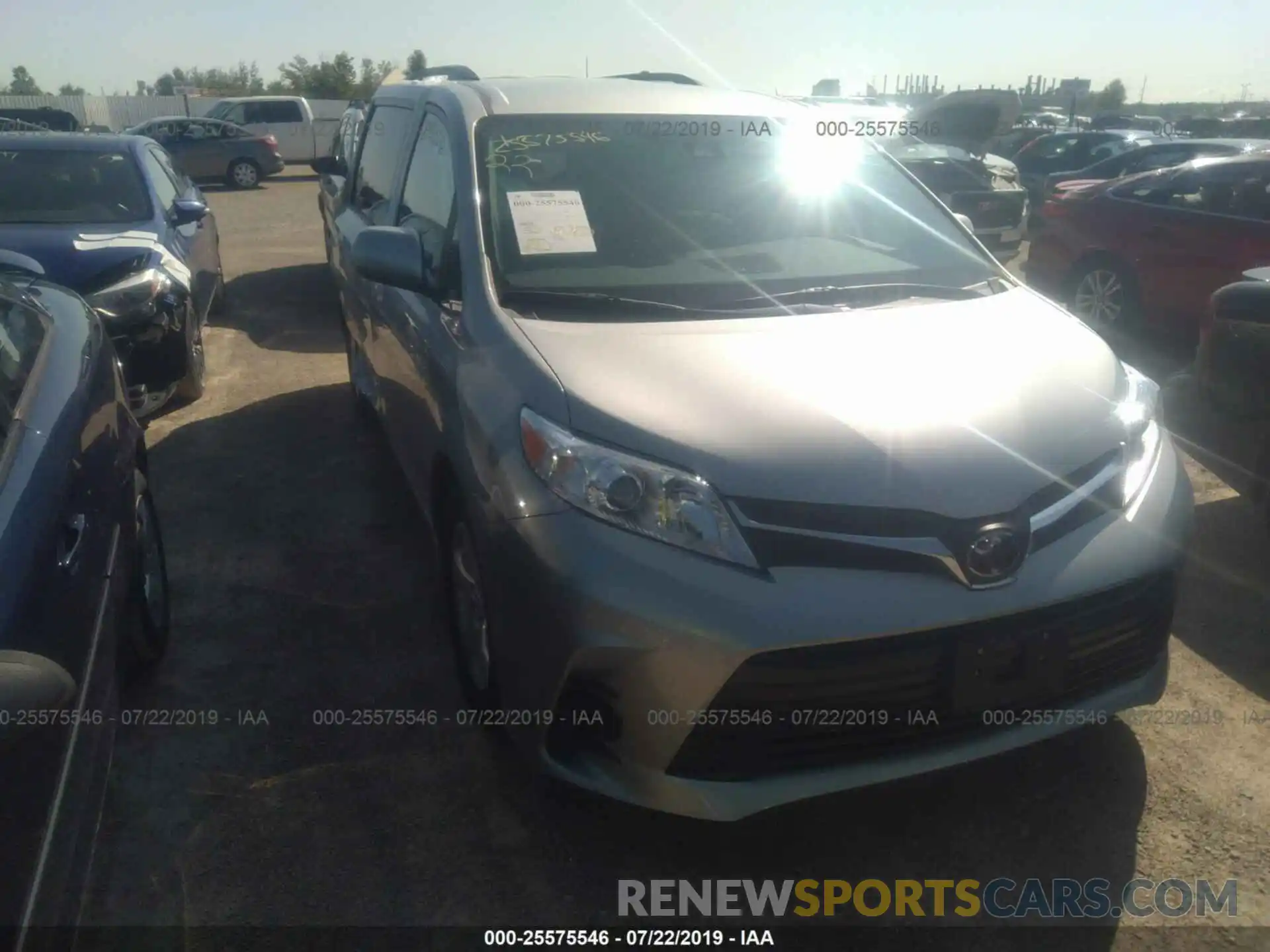 1 Photograph of a damaged car 5TDKZ3DCXKS012046 TOYOTA SIENNA 2019