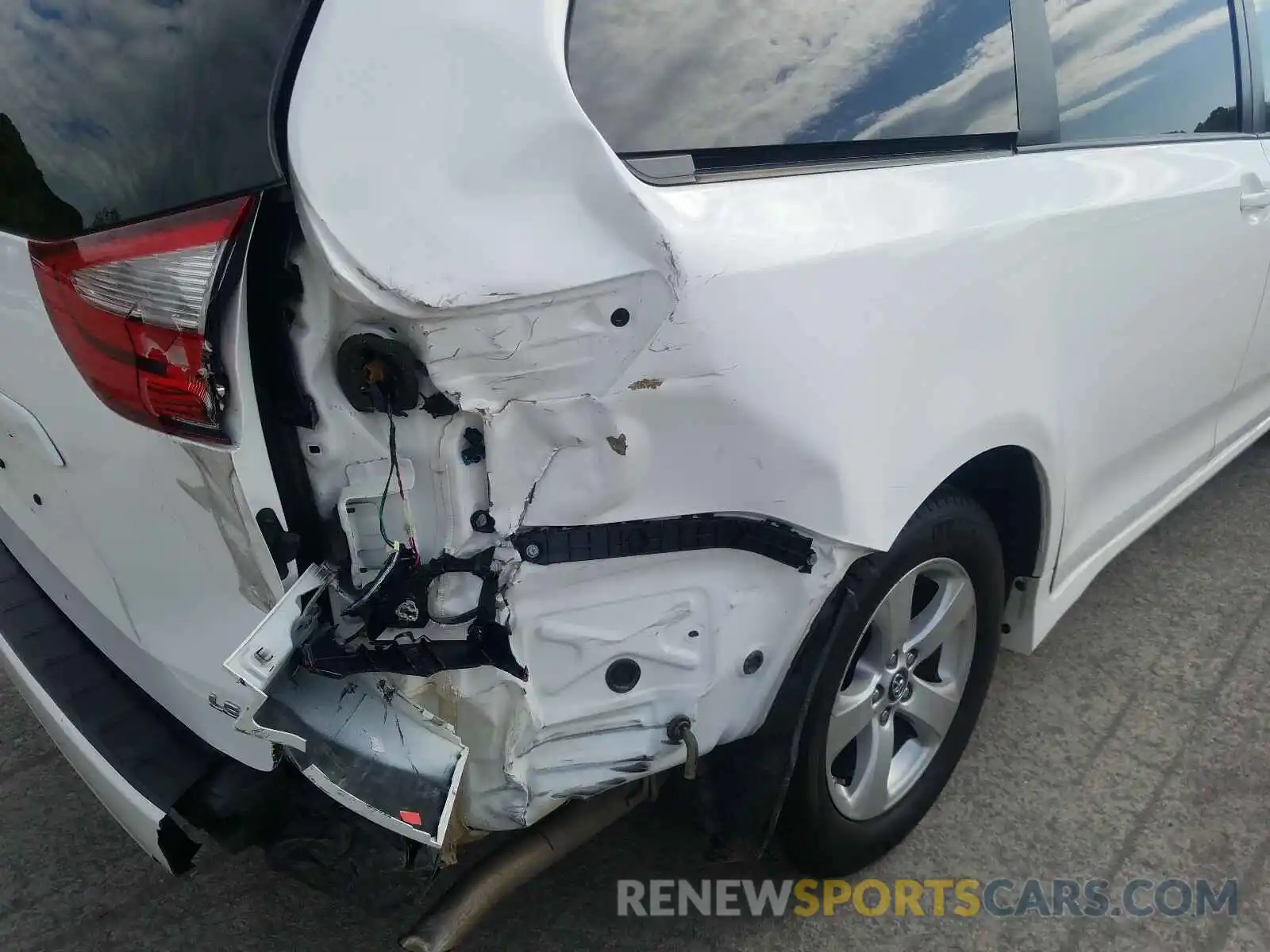 9 Photograph of a damaged car 5TDKZ3DCXKS017277 TOYOTA SIENNA 2019