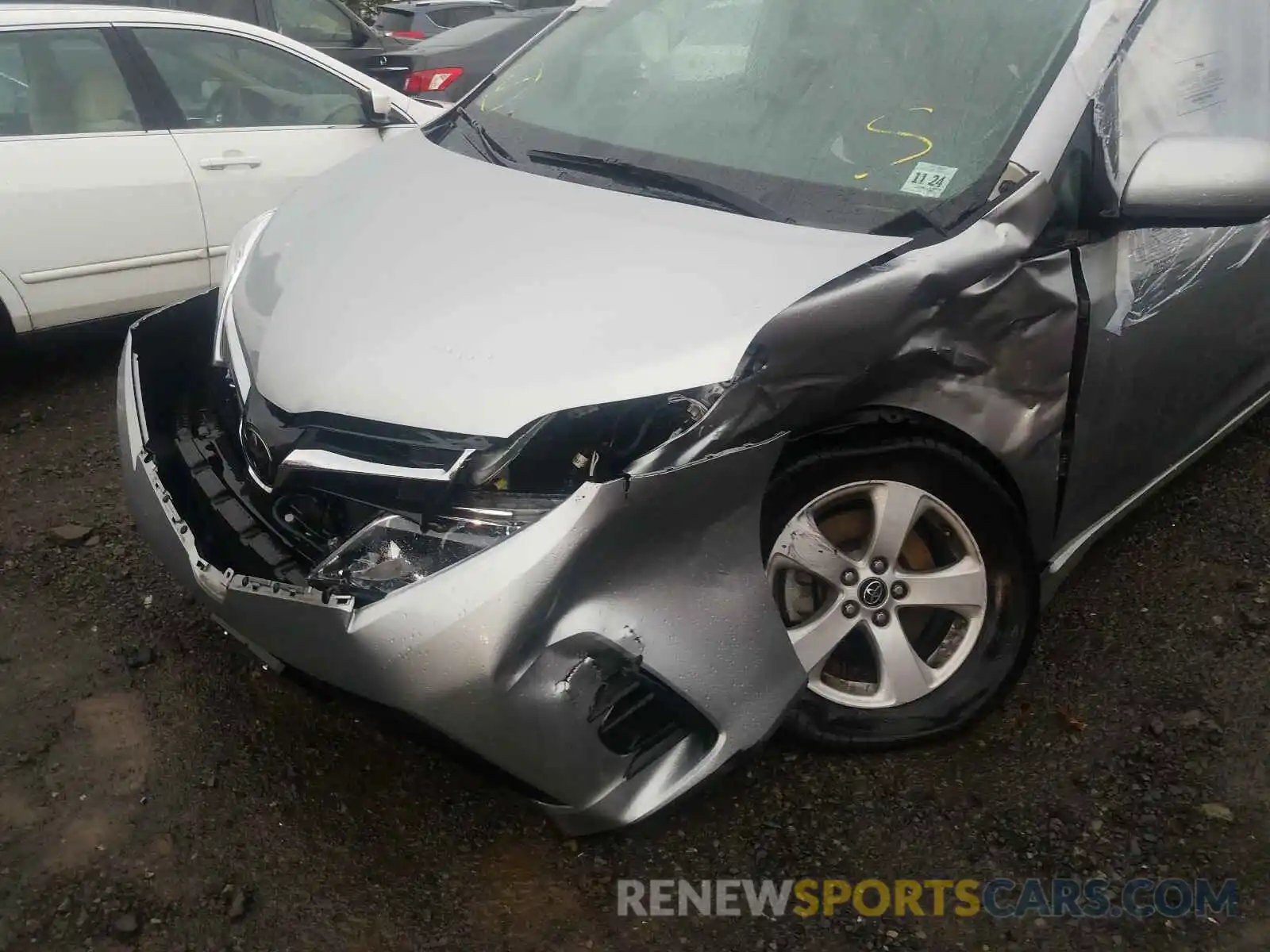 9 Photograph of a damaged car 5TDKZ3DCXKS017716 TOYOTA SIENNA 2019