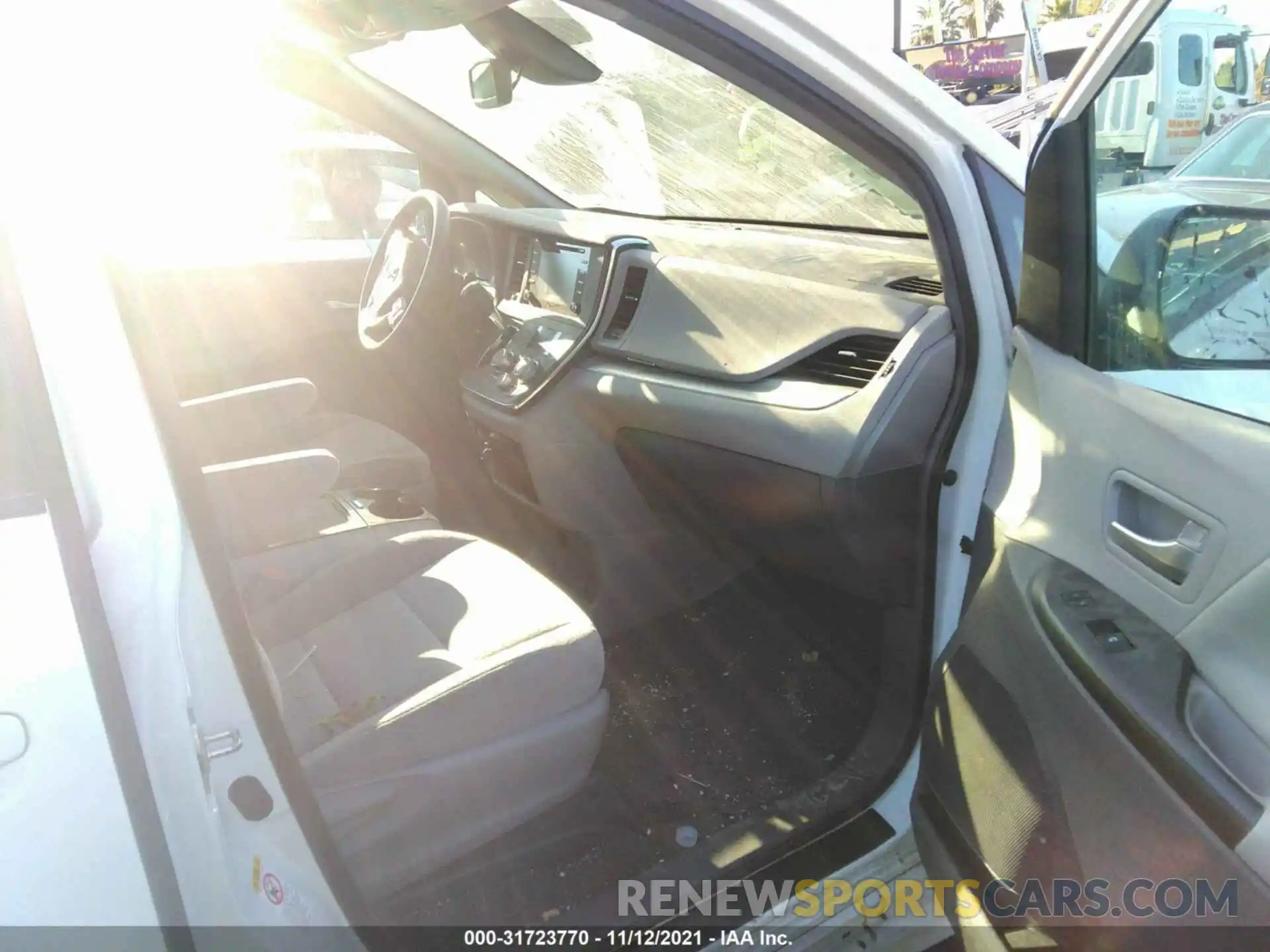 5 Photograph of a damaged car 5TDKZ3DCXKS019966 TOYOTA SIENNA 2019