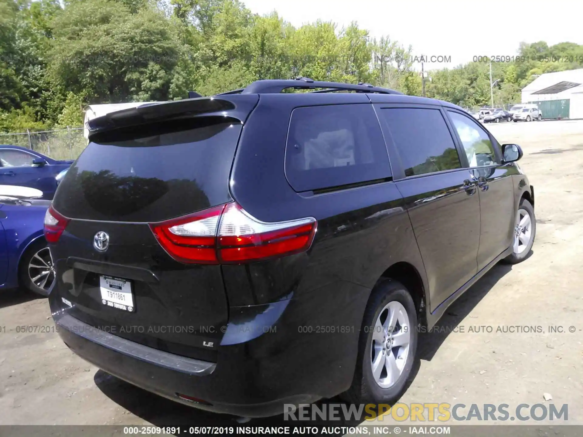 4 Photograph of a damaged car 5TDKZ3DCXKS969809 TOYOTA SIENNA 2019