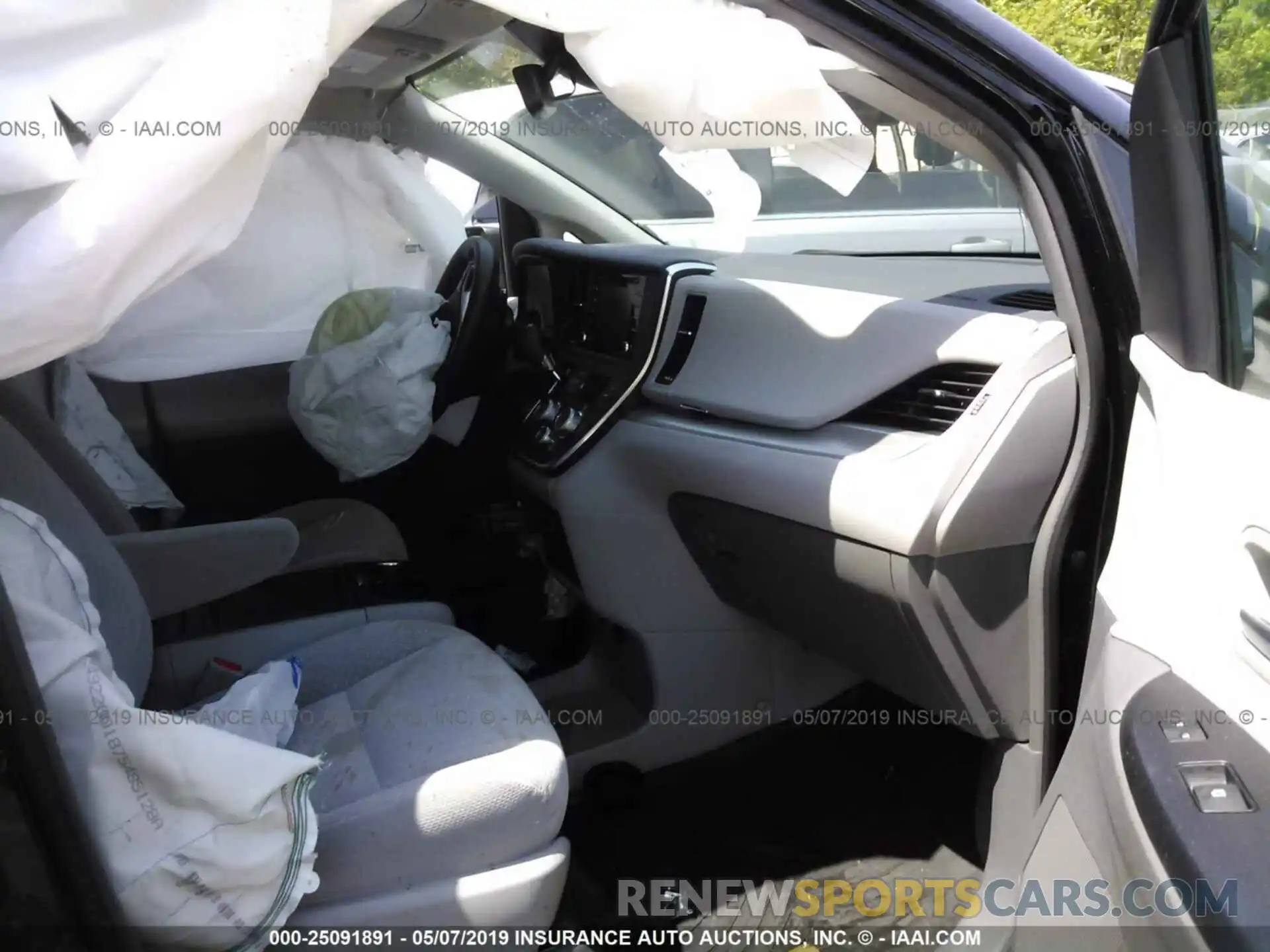 5 Photograph of a damaged car 5TDKZ3DCXKS969809 TOYOTA SIENNA 2019