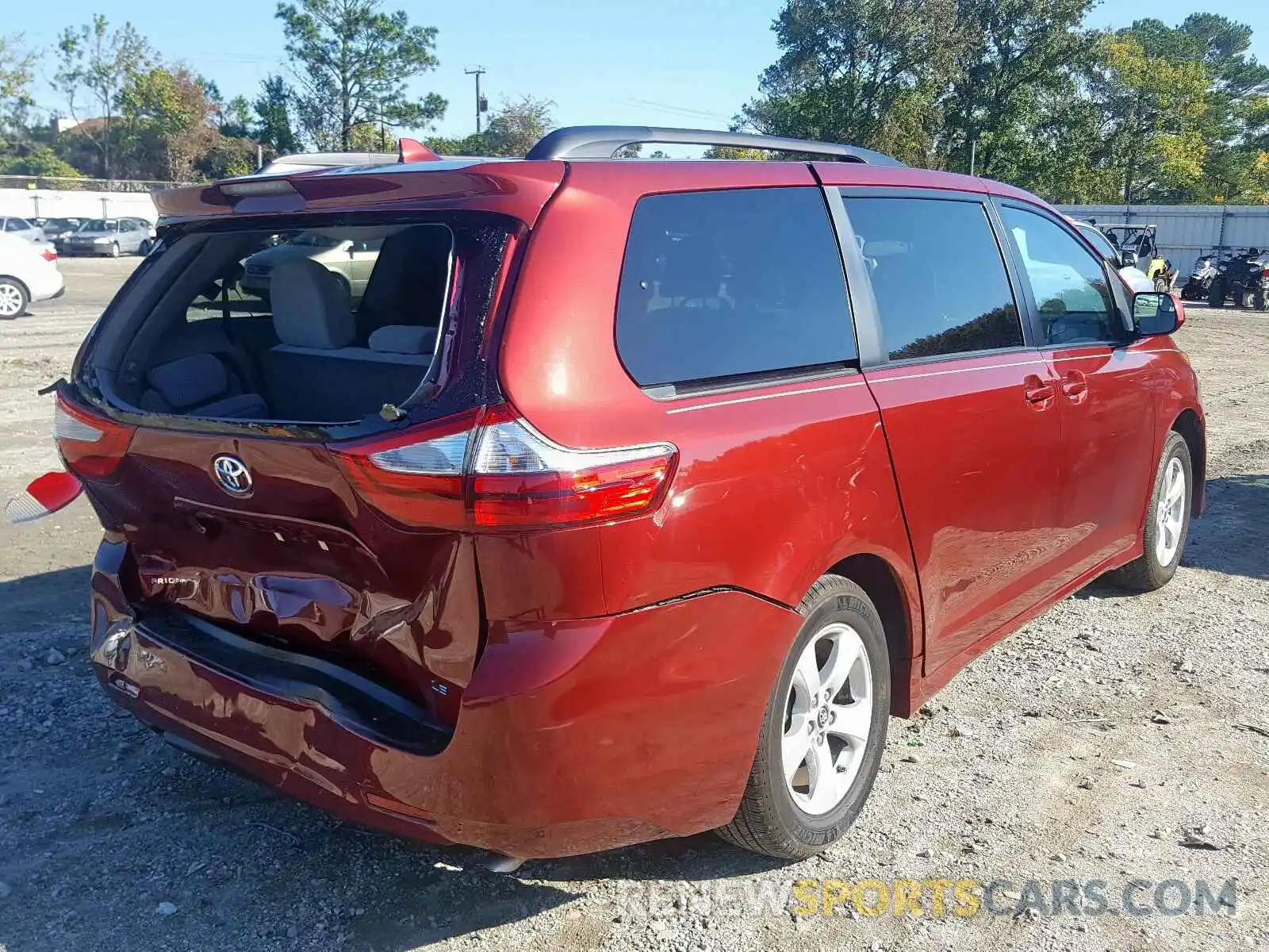 4 Photograph of a damaged car 5TDKZ3DCXKS973391 TOYOTA SIENNA 2019