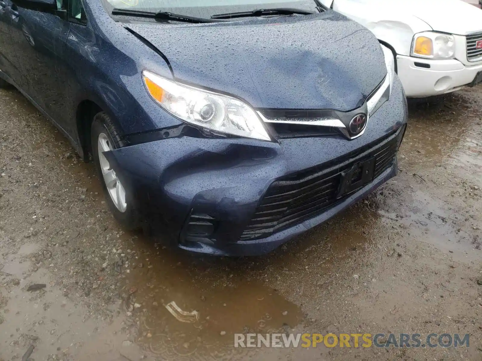 9 Photograph of a damaged car 5TDKZ3DCXKS979384 TOYOTA SIENNA 2019