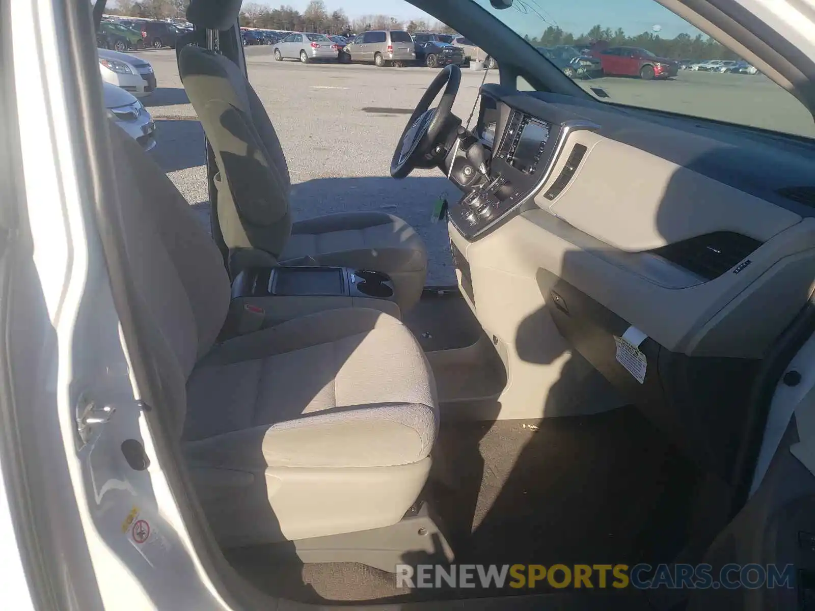 5 Photograph of a damaged car 5TDKZ3DCXKS982544 TOYOTA SIENNA 2019