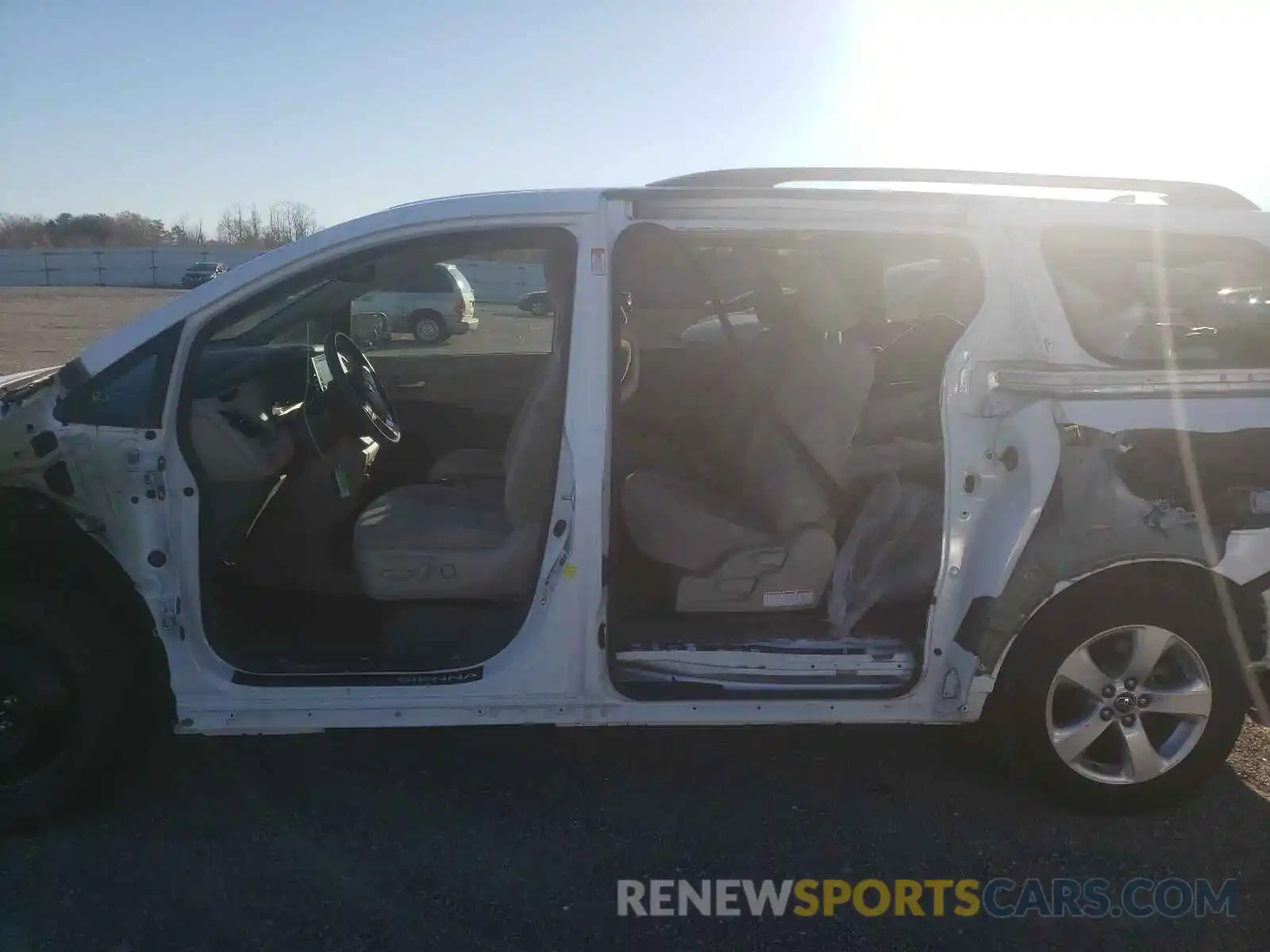 9 Photograph of a damaged car 5TDKZ3DCXKS982544 TOYOTA SIENNA 2019