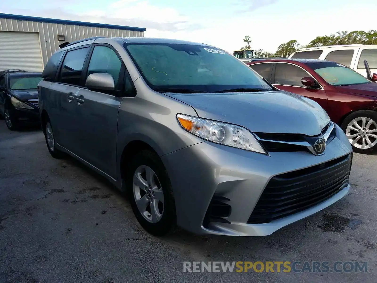 1 Photograph of a damaged car 5TDKZ3DCXKS991034 TOYOTA SIENNA 2019