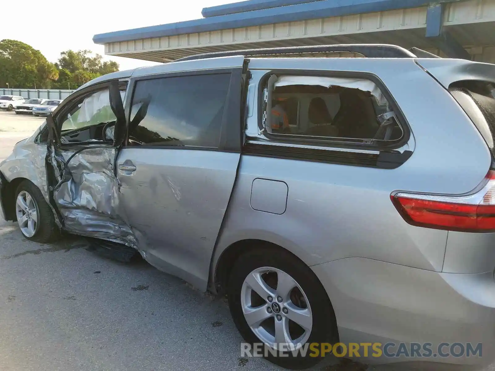 10 Photograph of a damaged car 5TDKZ3DCXKS991034 TOYOTA SIENNA 2019