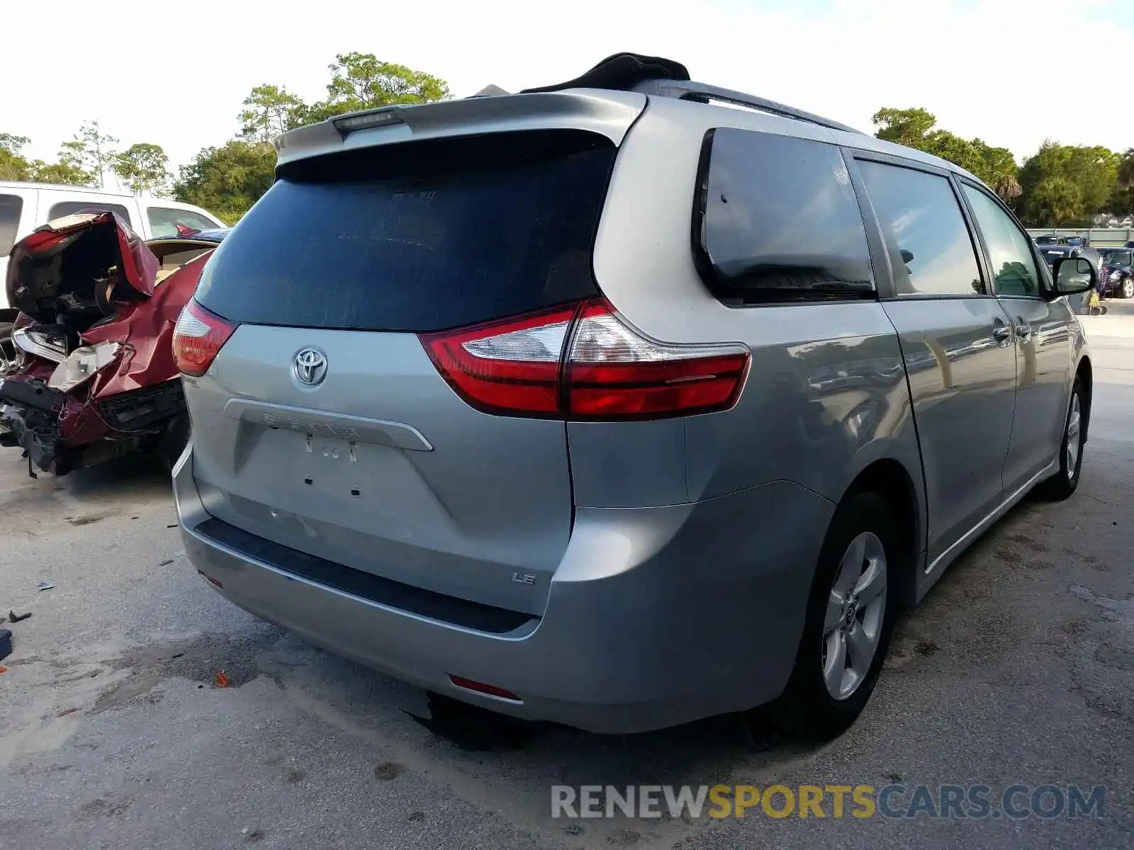 4 Photograph of a damaged car 5TDKZ3DCXKS991034 TOYOTA SIENNA 2019