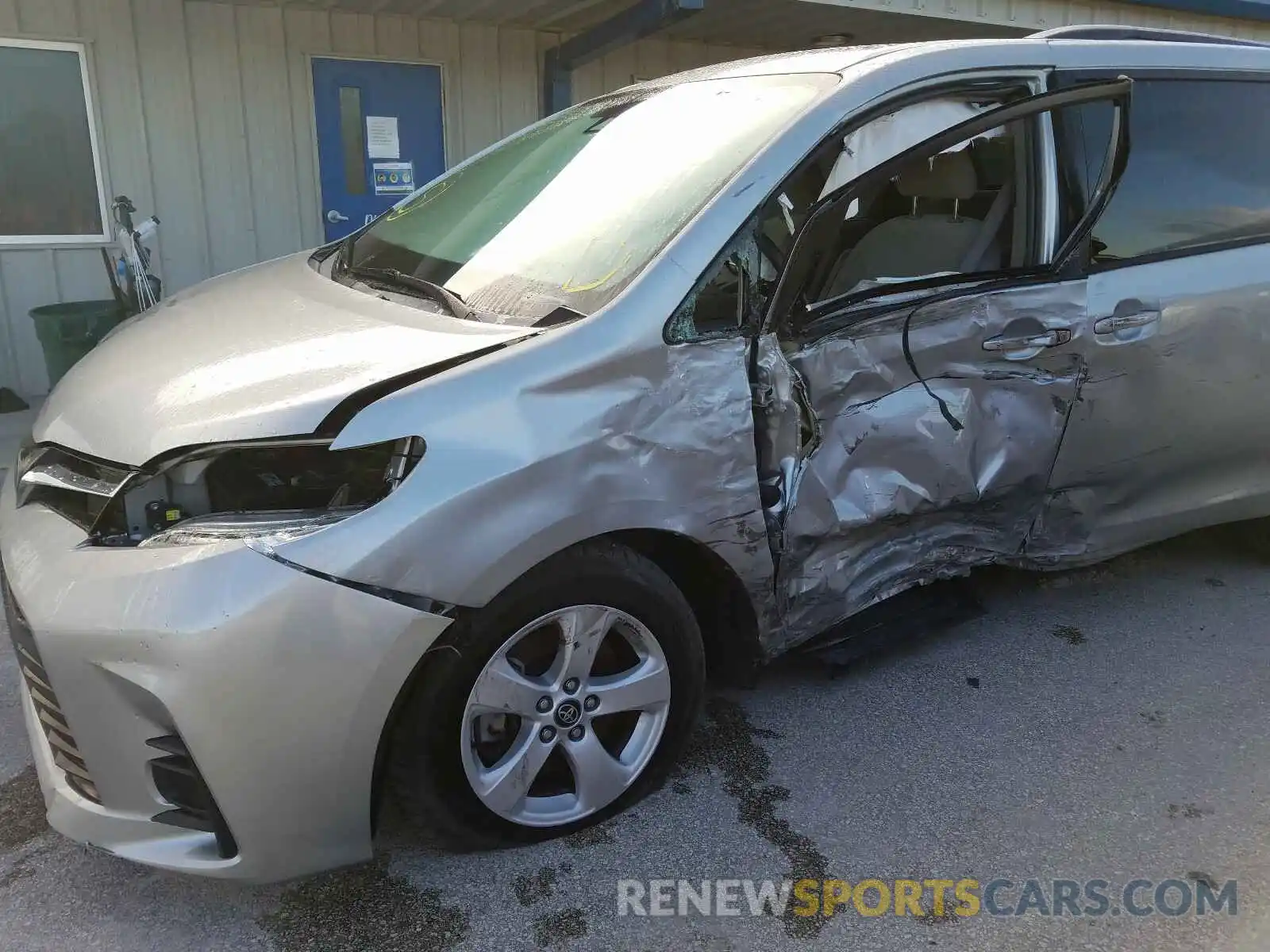 9 Photograph of a damaged car 5TDKZ3DCXKS991034 TOYOTA SIENNA 2019