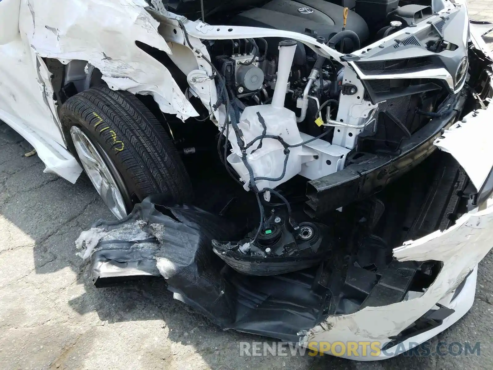 9 Photograph of a damaged car 5TDKZ3DCXKS995083 TOYOTA SIENNA 2019