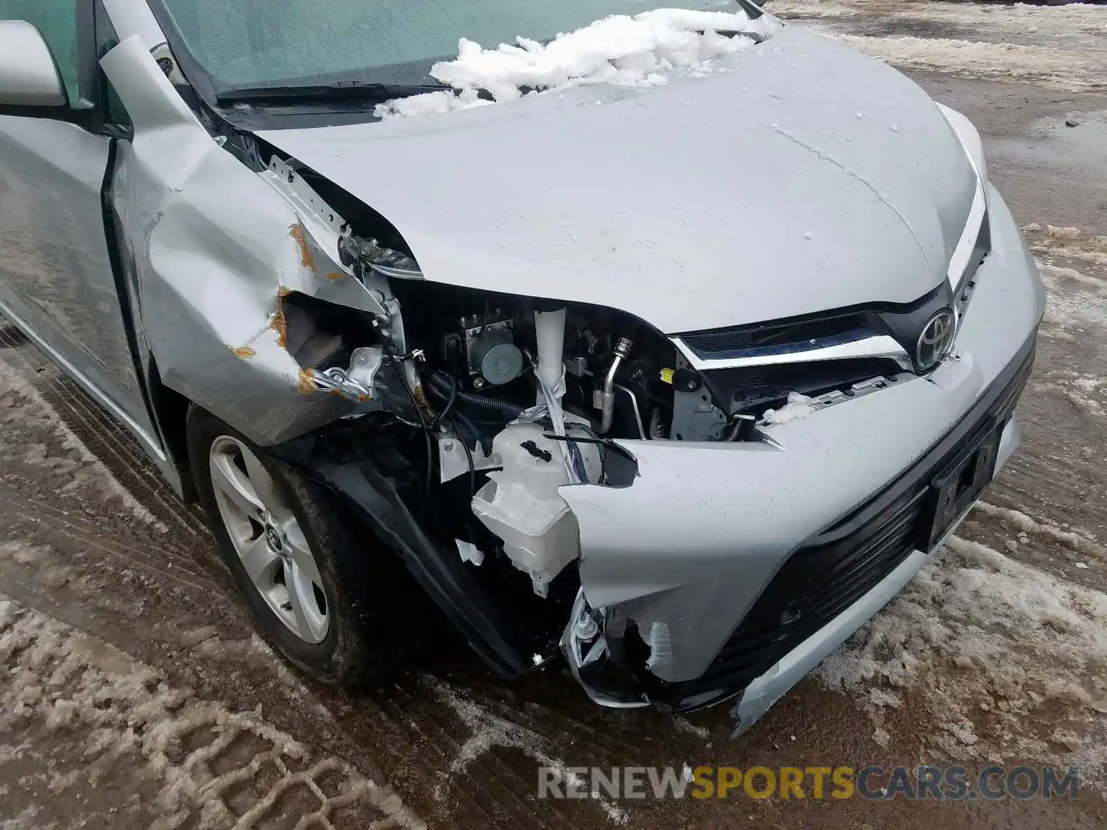 9 Photograph of a damaged car 5TDKZ3DCXKS998615 TOYOTA SIENNA 2019