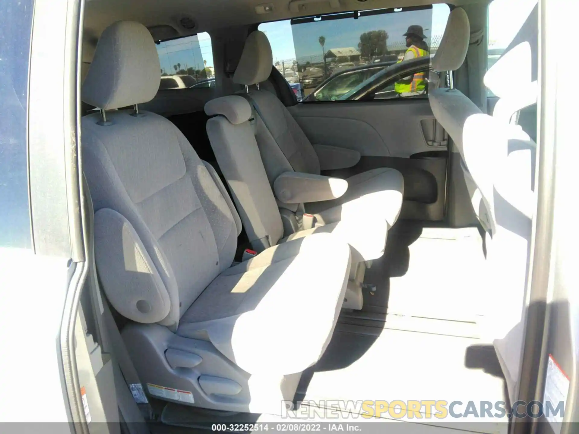 8 Фотография поврежденного автомобиля 5TDKZ3DCXKS999473 TOYOTA SIENNA 2019