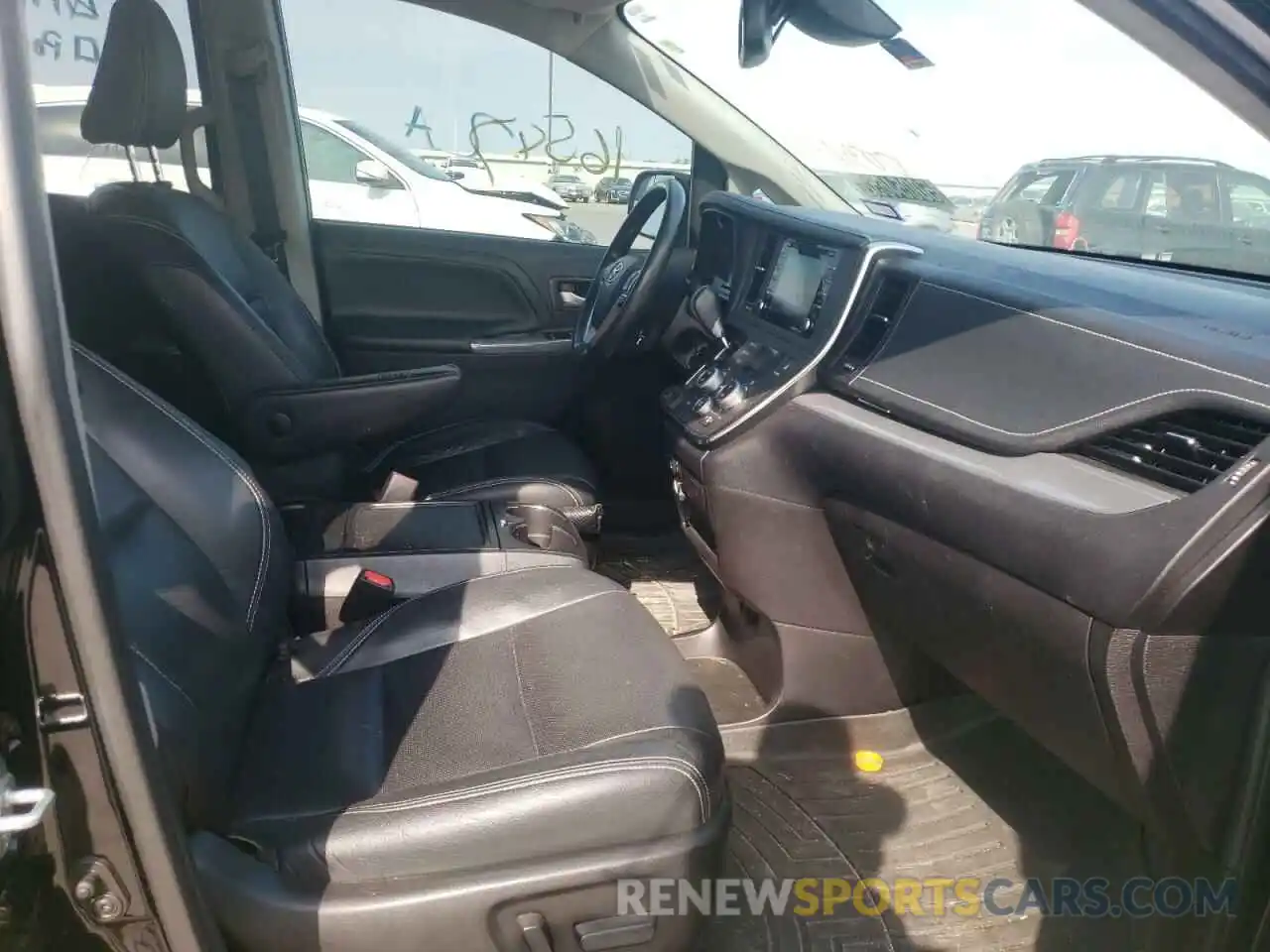 5 Photograph of a damaged car 5TDXZ3DC0KS003278 TOYOTA SIENNA 2019