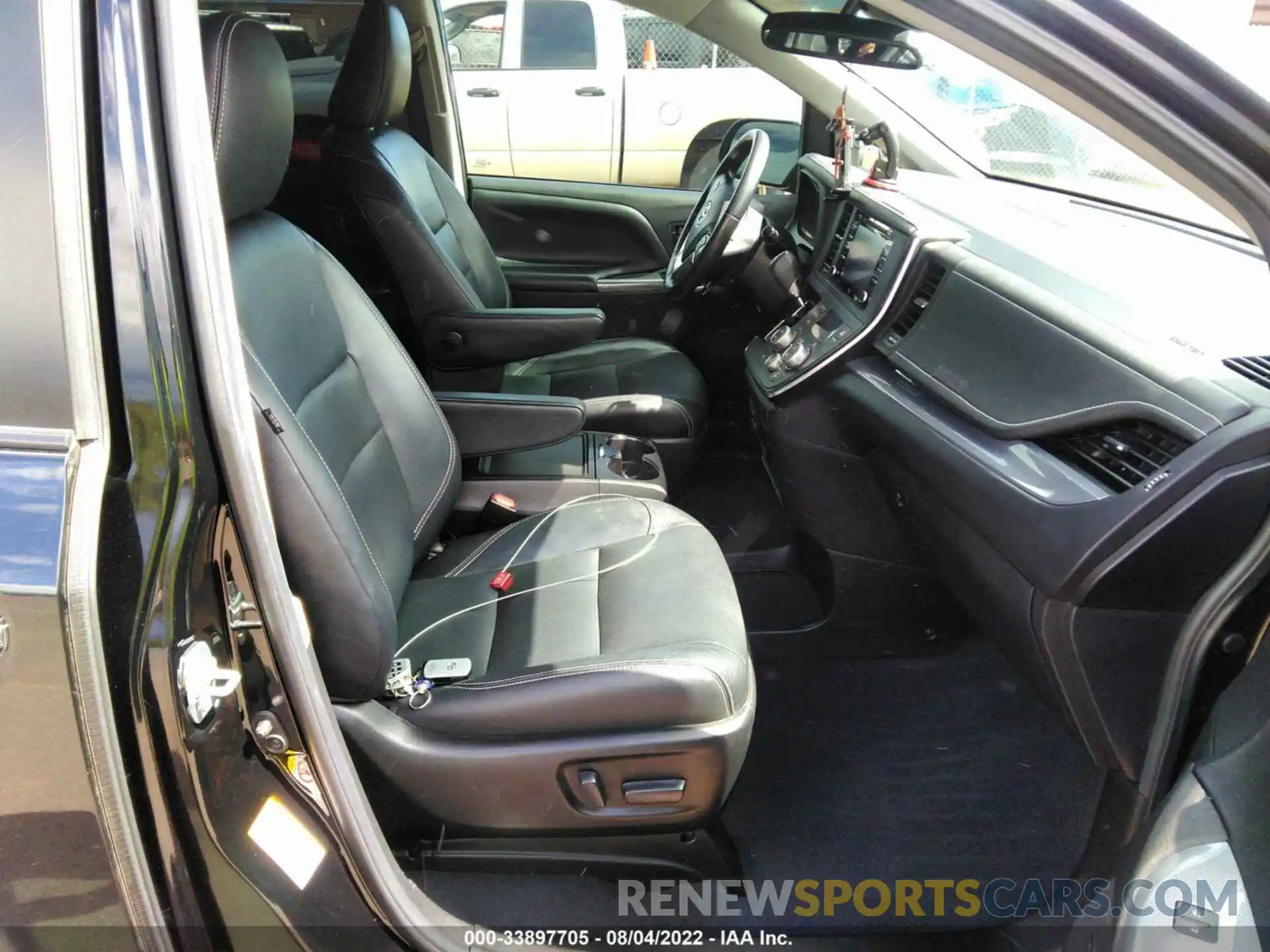 5 Photograph of a damaged car 5TDXZ3DC0KS011834 TOYOTA SIENNA 2019