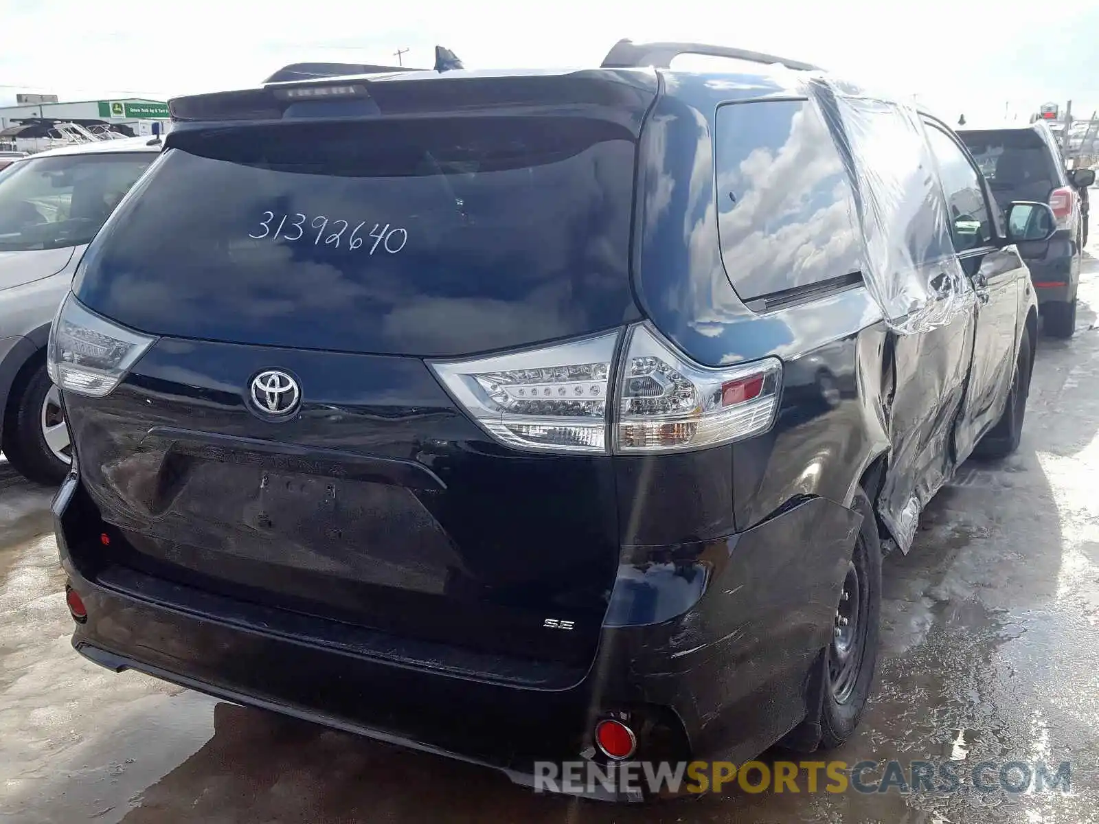 4 Photograph of a damaged car 5TDXZ3DC0KS969288 TOYOTA SIENNA 2019