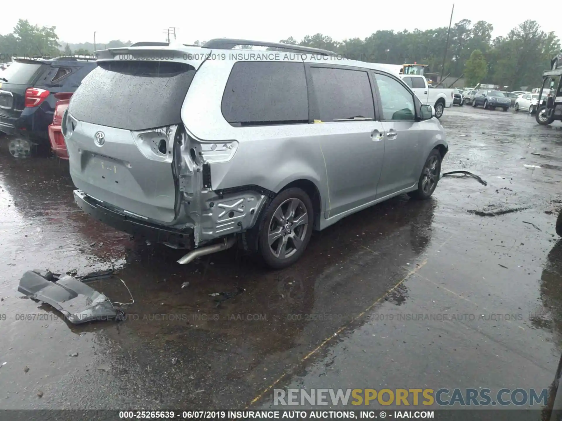 4 Photograph of a damaged car 5TDXZ3DC0KS971834 TOYOTA SIENNA 2019