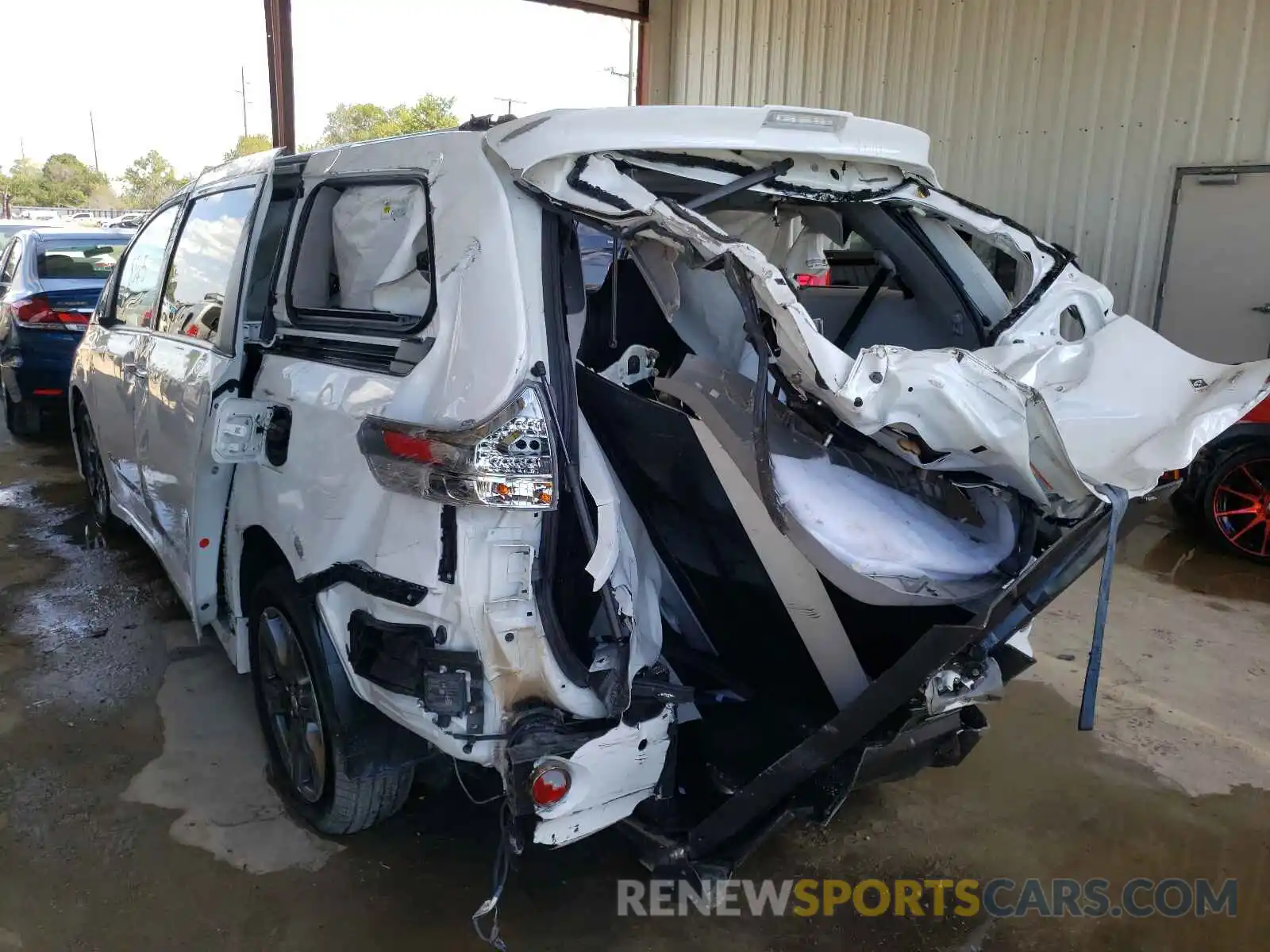 3 Photograph of a damaged car 5TDXZ3DC0KS989590 TOYOTA SIENNA 2019