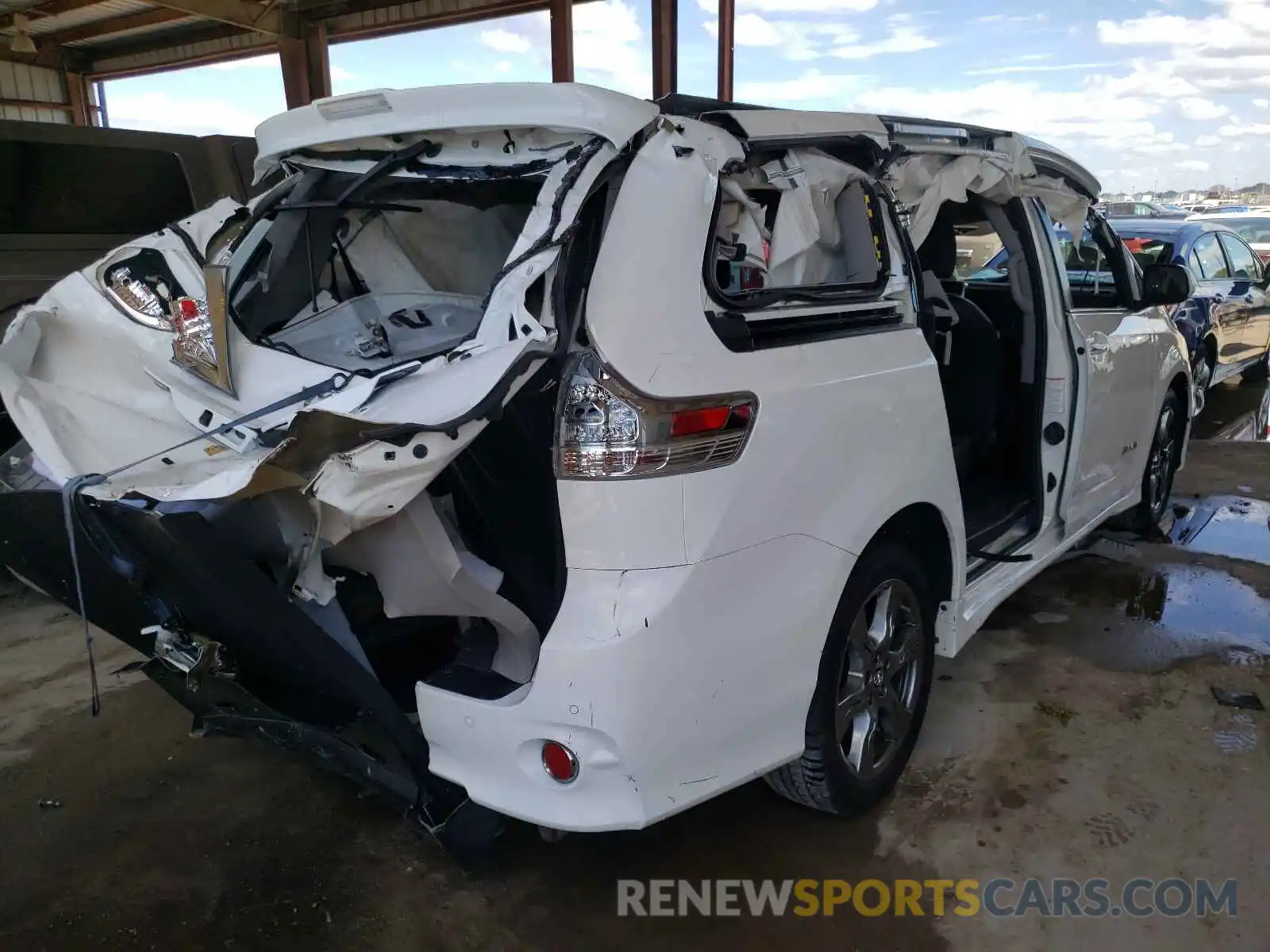 4 Photograph of a damaged car 5TDXZ3DC0KS989590 TOYOTA SIENNA 2019