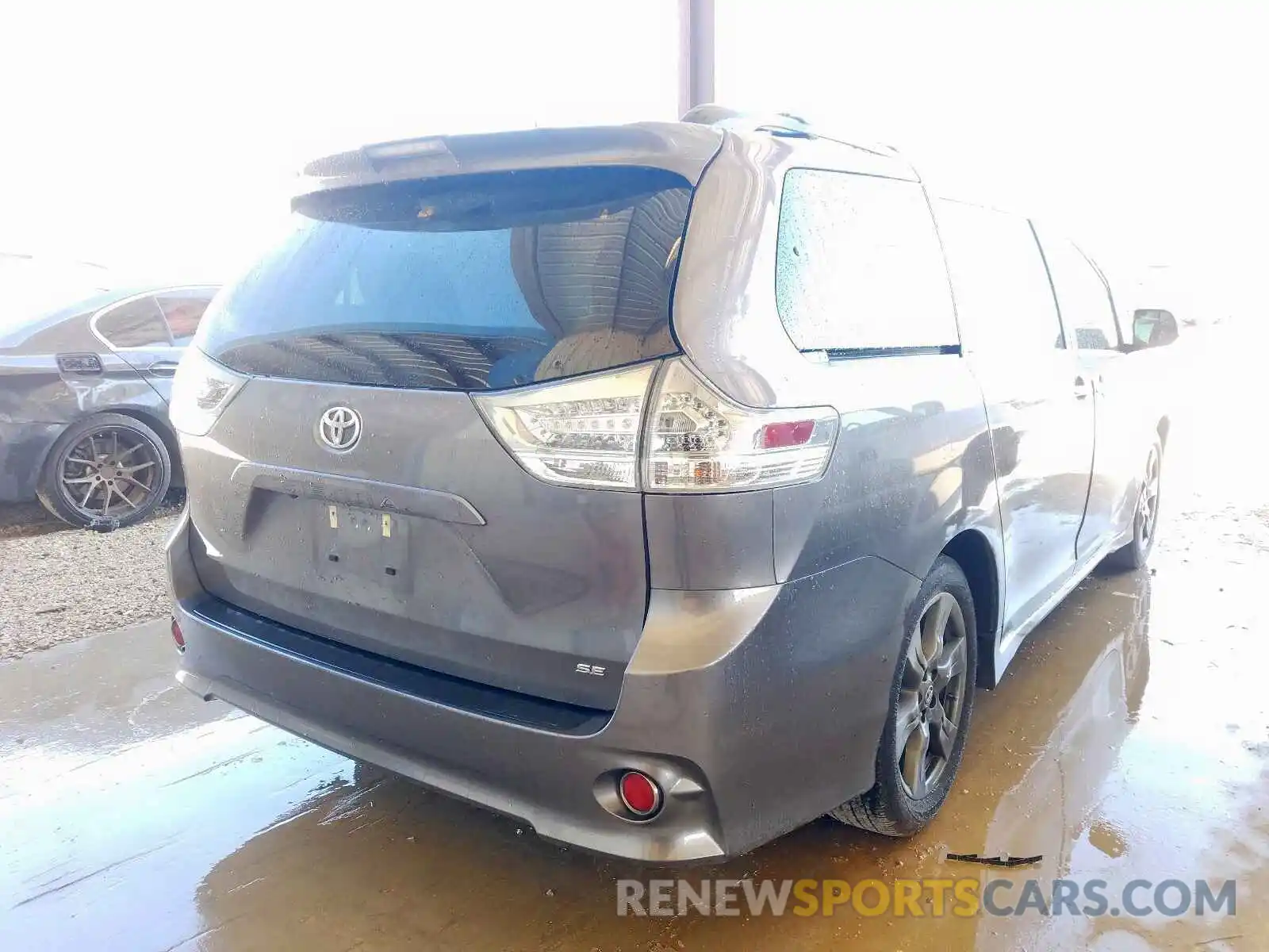 4 Photograph of a damaged car 5TDXZ3DC1KS020445 TOYOTA SIENNA 2019