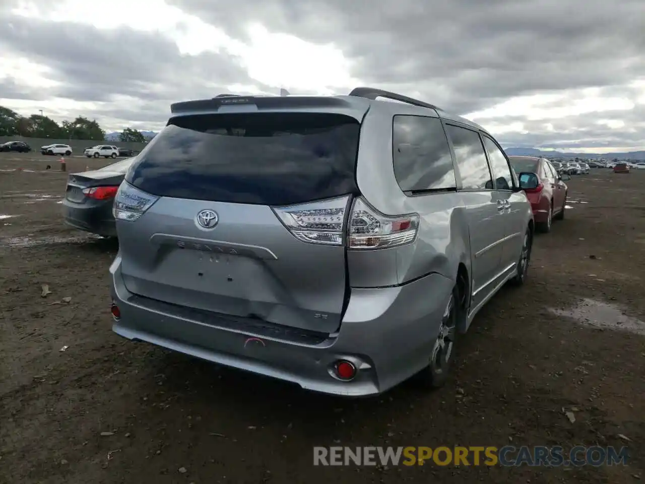 4 Photograph of a damaged car 5TDXZ3DC1KS979814 TOYOTA SIENNA 2019