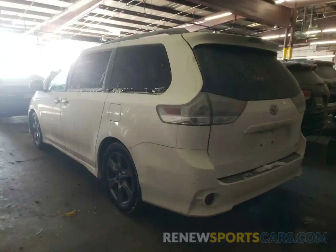 3 Photograph of a damaged car 5TDXZ3DC1KS990862 TOYOTA SIENNA 2019