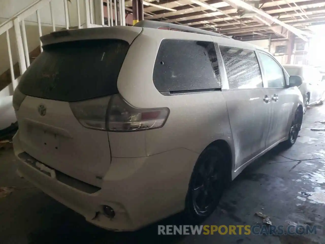 4 Photograph of a damaged car 5TDXZ3DC1KS990862 TOYOTA SIENNA 2019