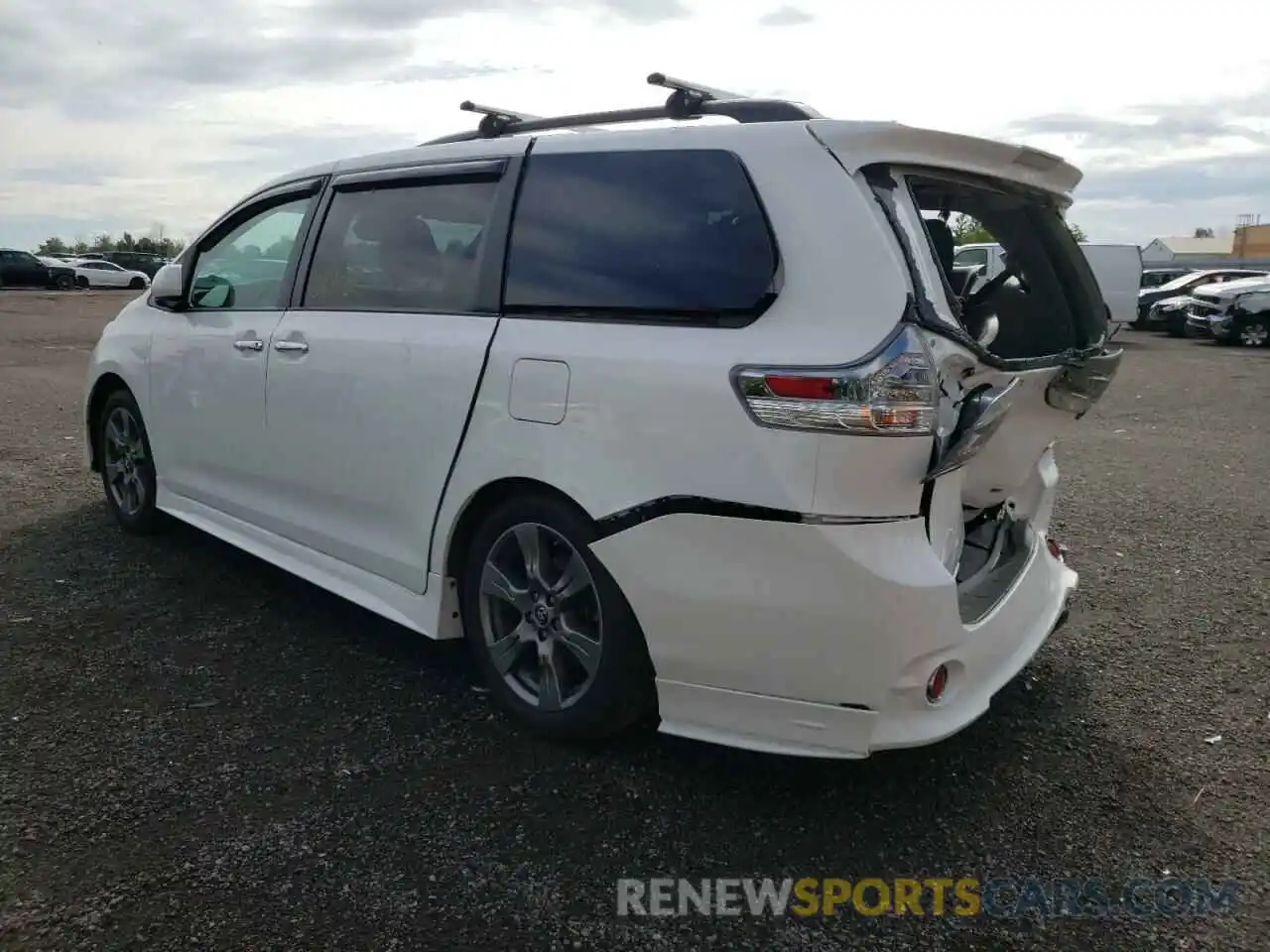 3 Photograph of a damaged car 5TDXZ3DC2KS010698 TOYOTA SIENNA 2019